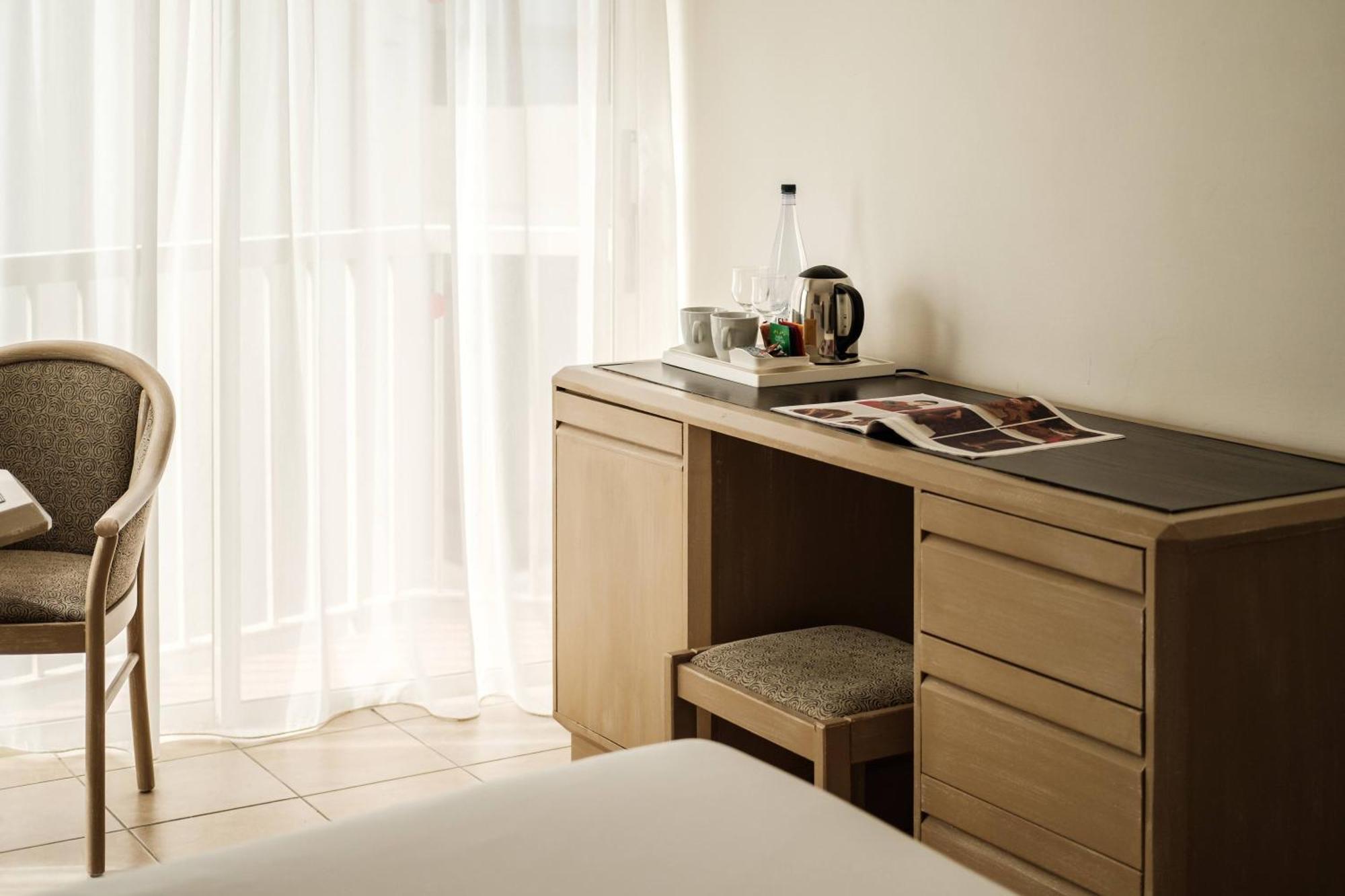 Double or Twin Room Lateral Sea View