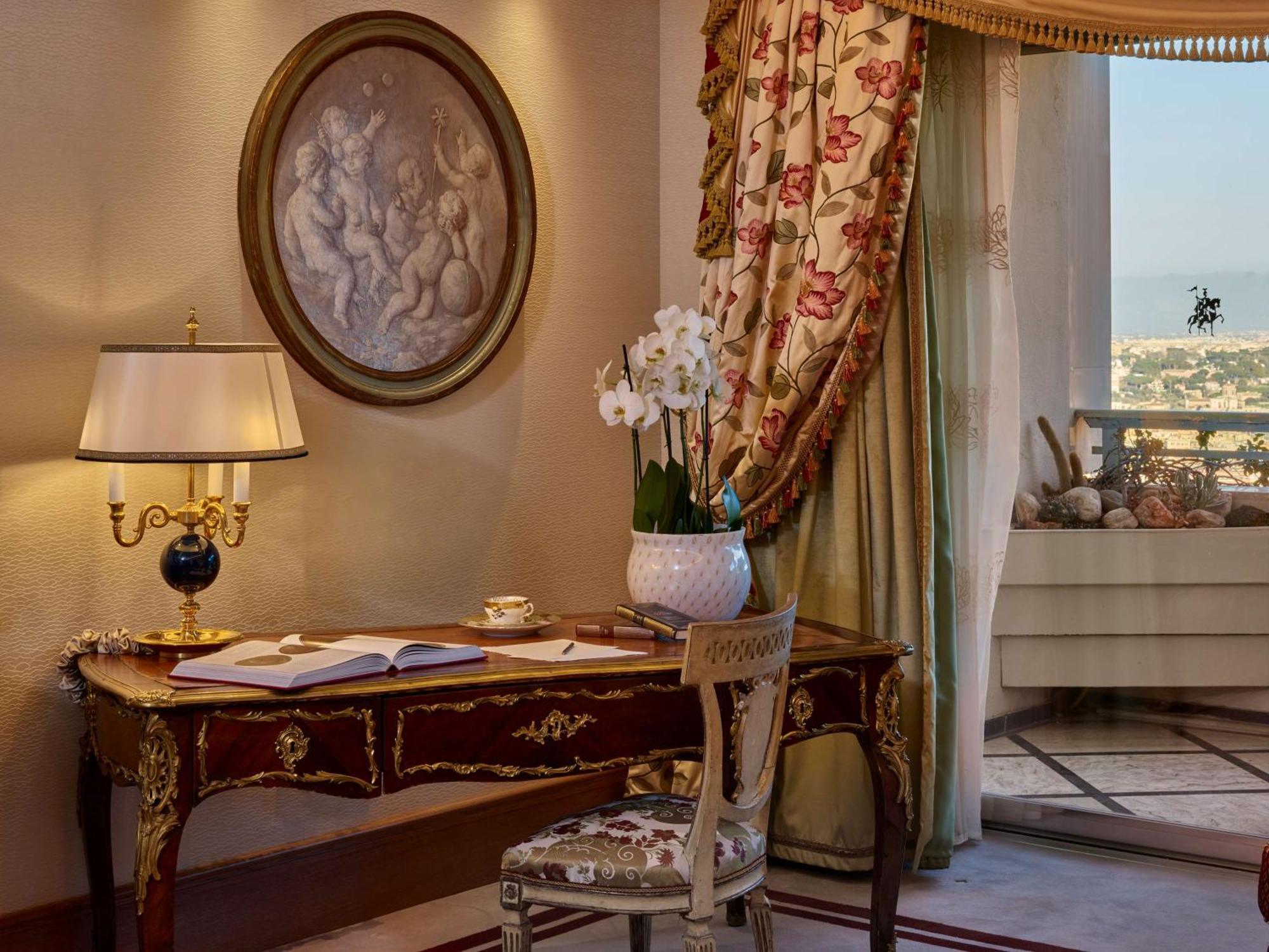 Corner Suite with Rome View