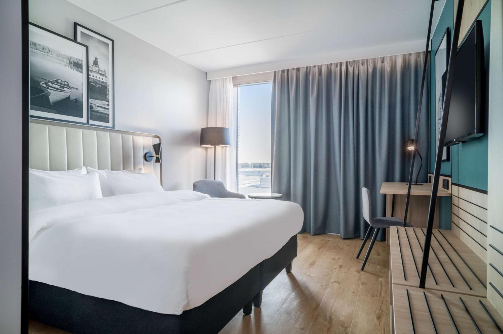 Superior Room Runway View