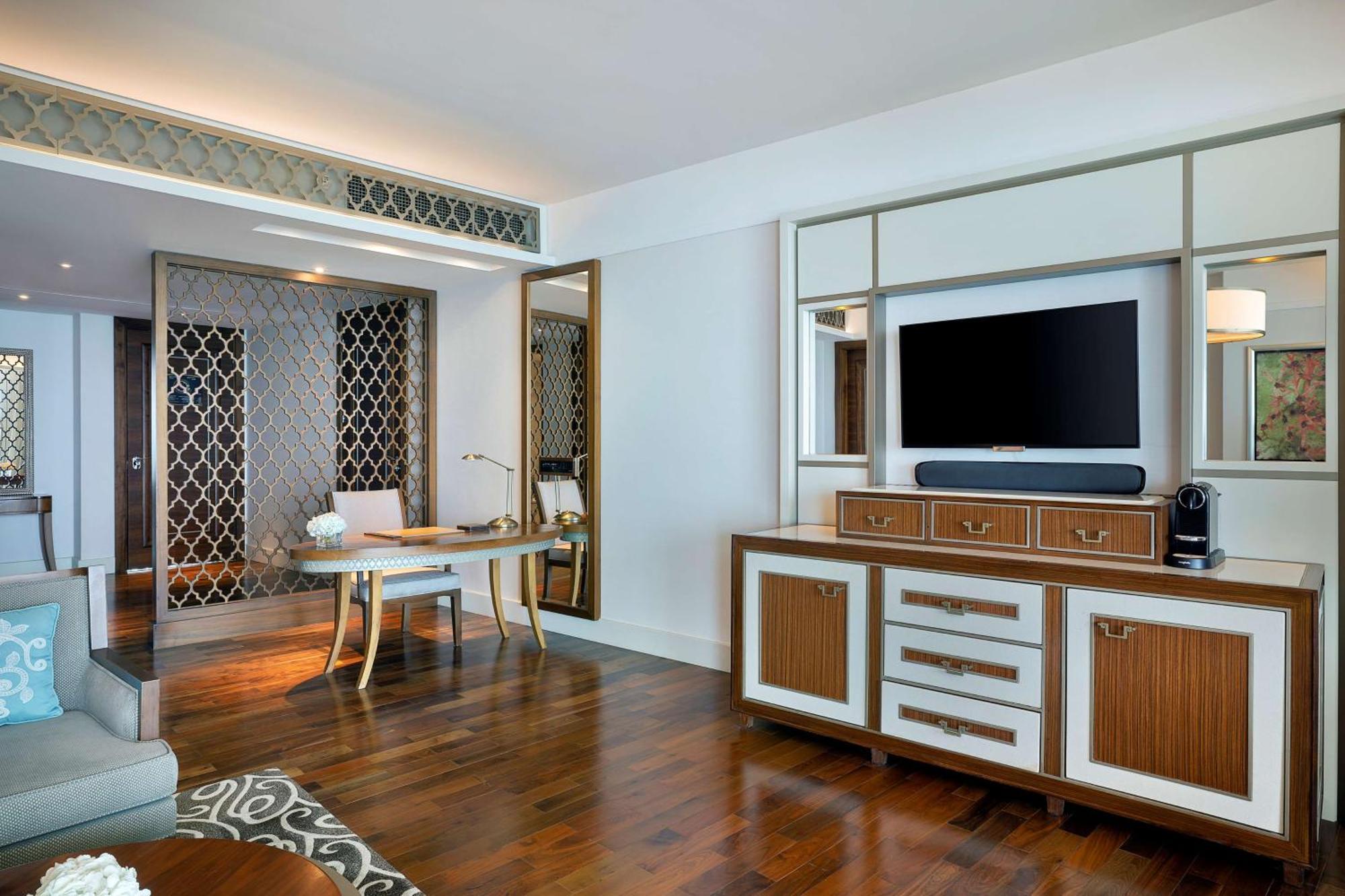 One-Bedroom Club Suite Sea View
