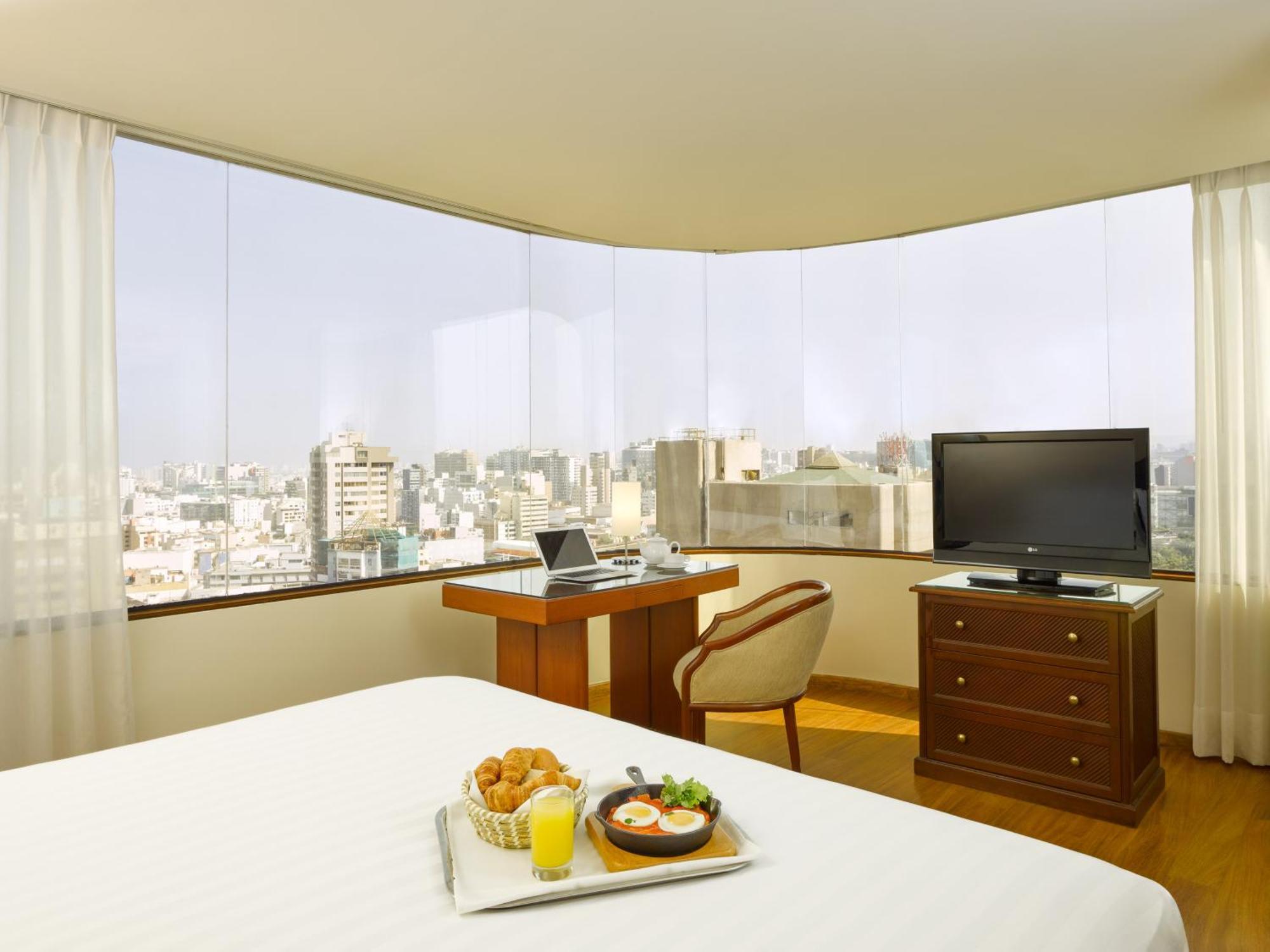 Junior Suite King-Size Bed,1441820455:JPEG