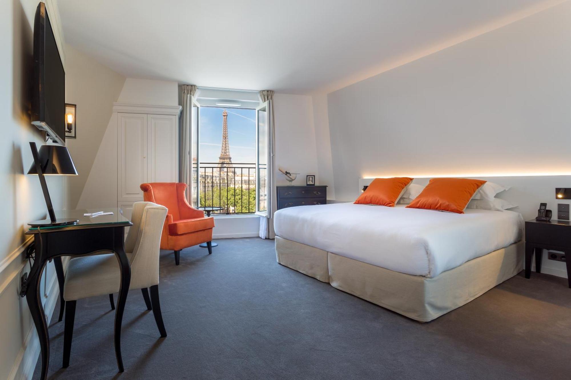 Junior Suite Royal Eiffel Tower Front View