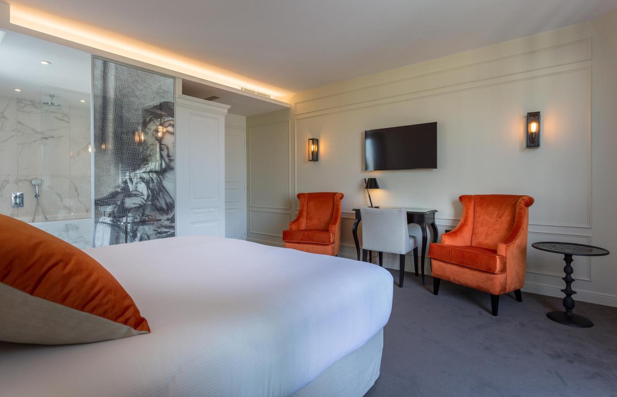 Junior Suite Royal Eiffel Tower Front View