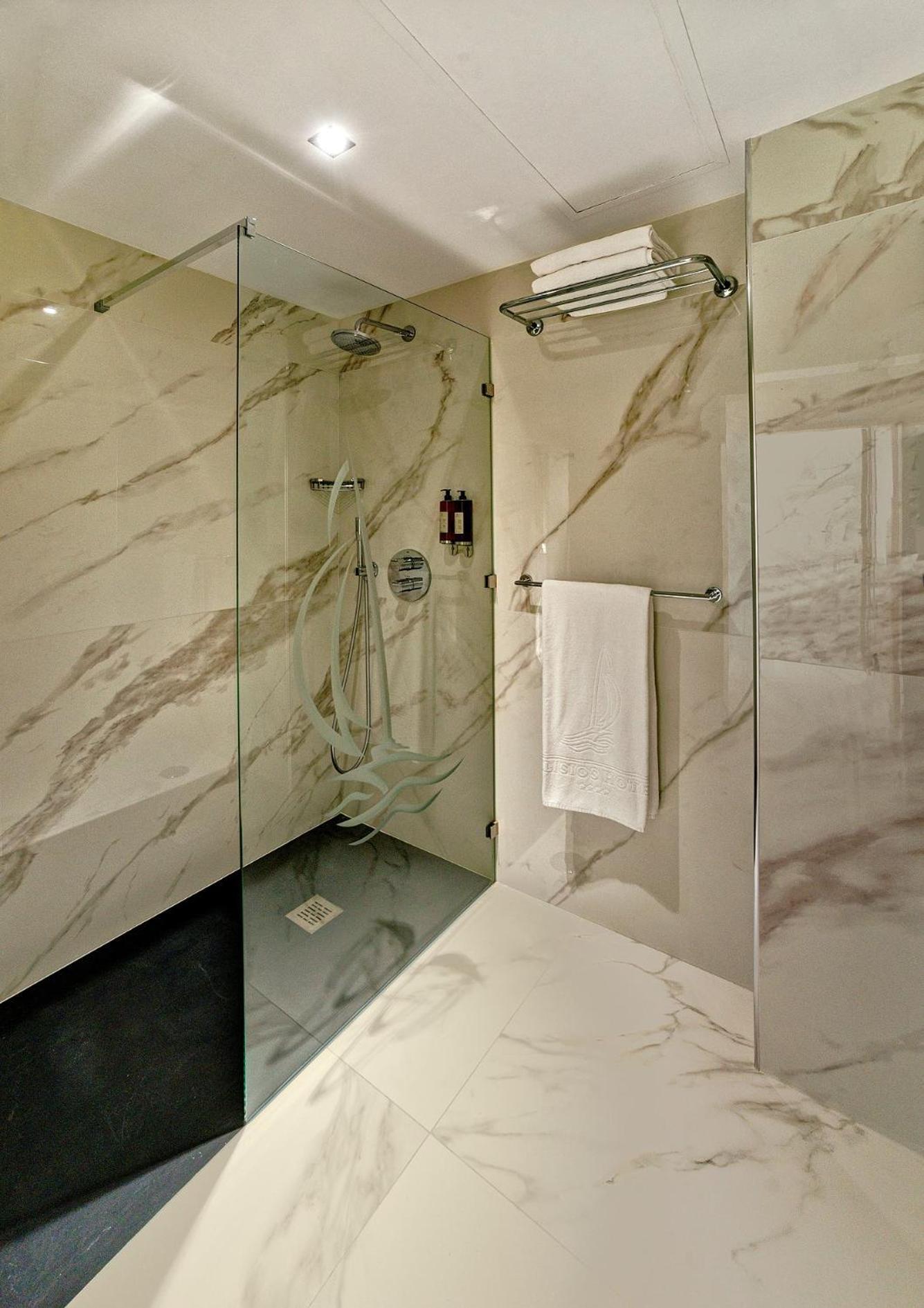 Deluxe Suite with Sea View (2 Adults),817314527:JPEG