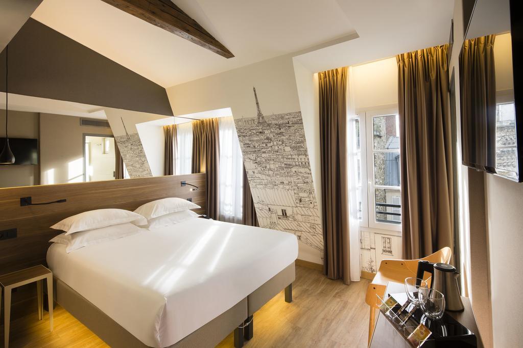 Double Room Eiffel Tower View
