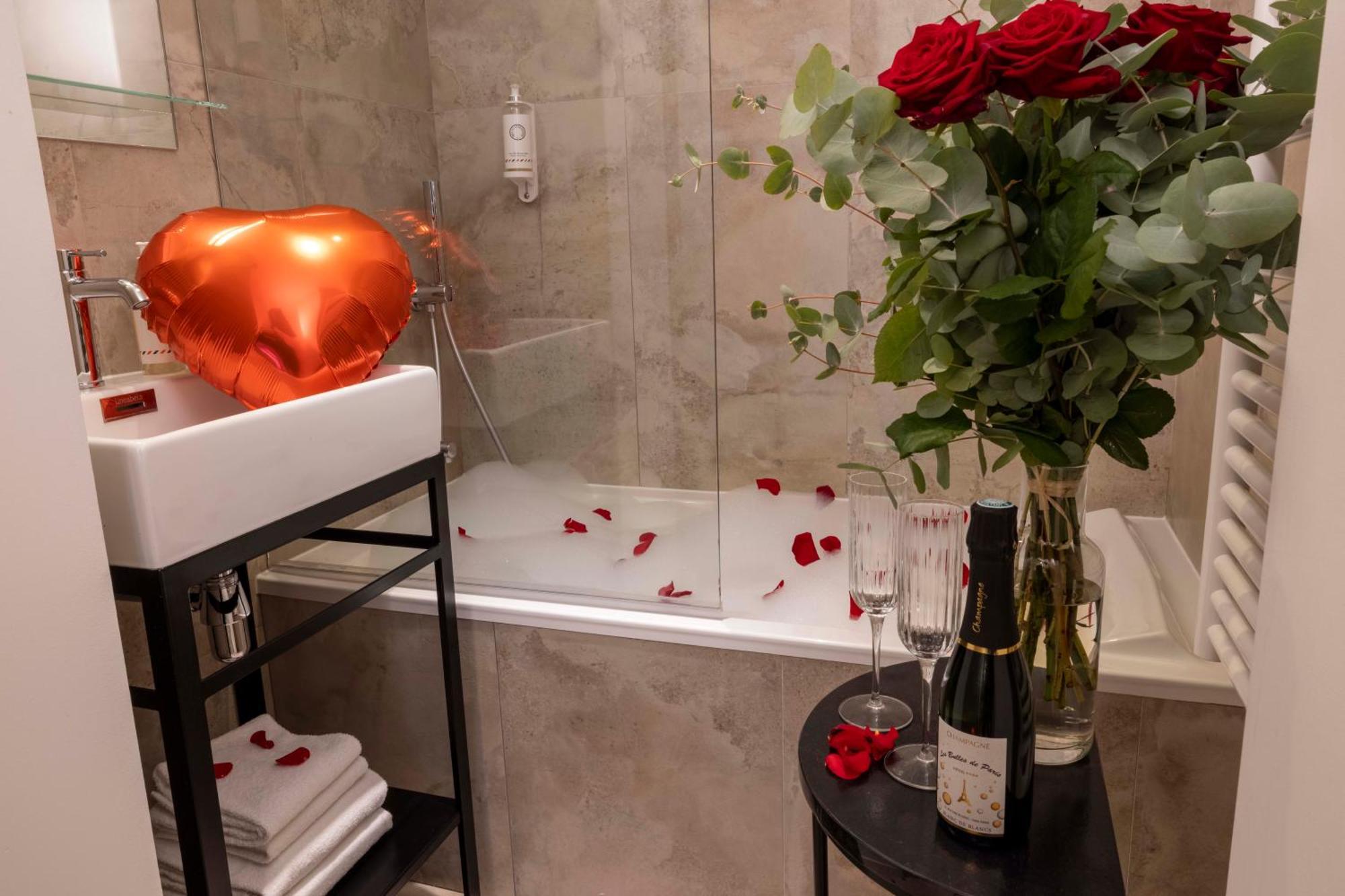 Prestige Quadruple Suite bath street side