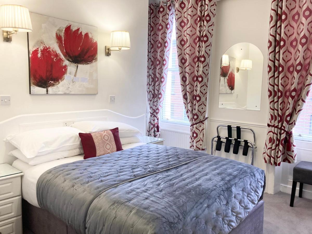 Room with a double bed and 1 single bed,1742571487:JPEG