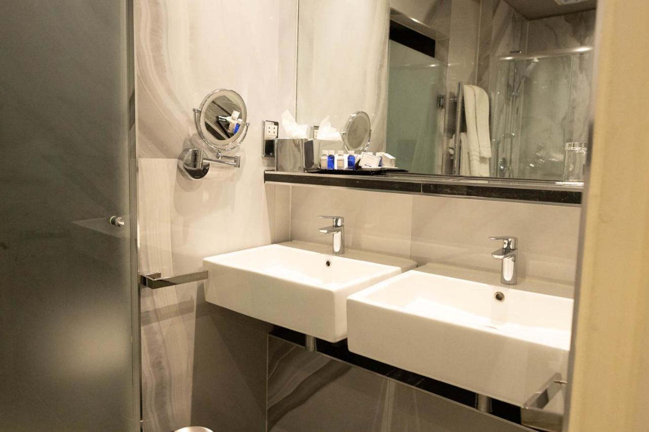 Deluxe One Bedroom Suite Kitchenette