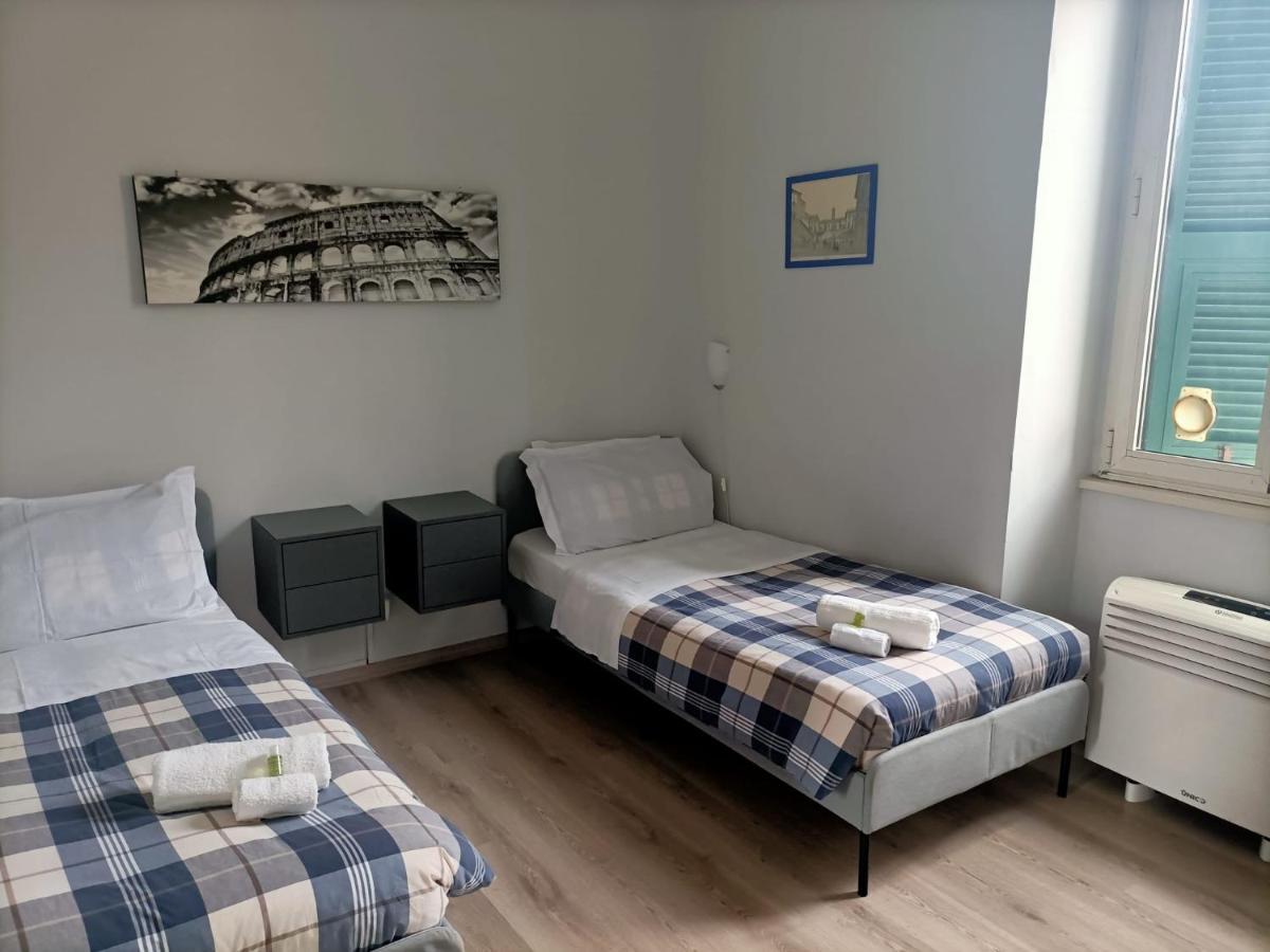 Tvåbäddsrum med delat badrum