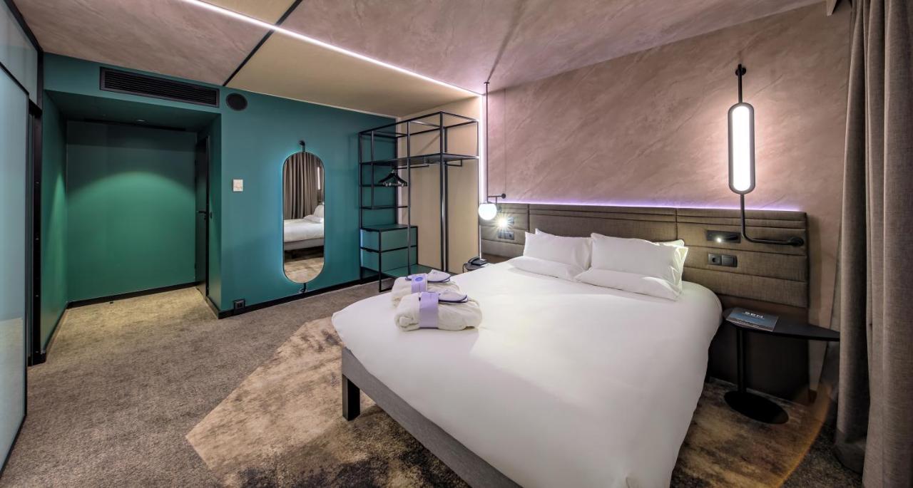 Junior Suite with Queen Bed and Sofa Bed,1739378792:JPEG