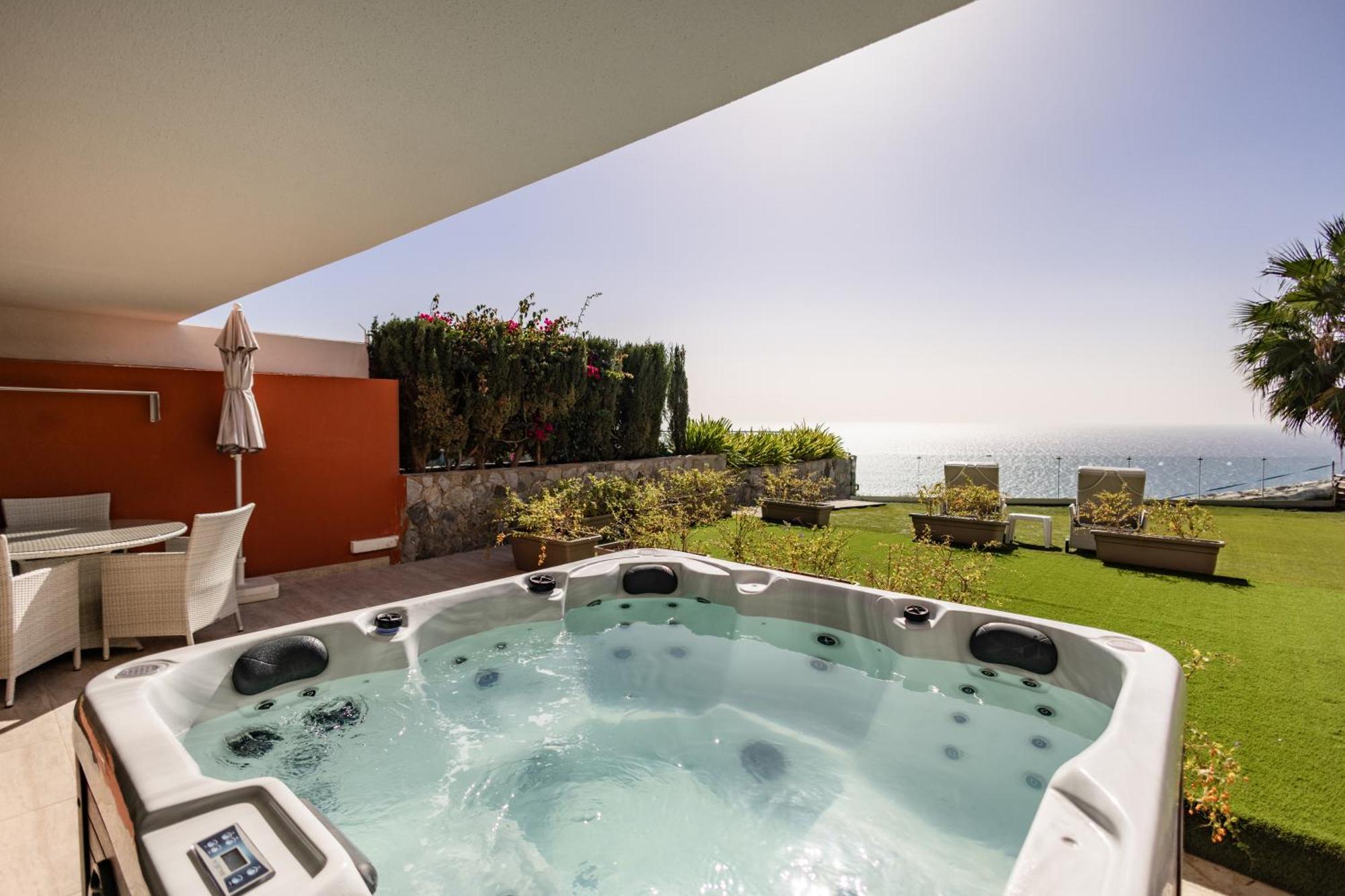 Premium Villa Hot Tub,1552278370:JPEG