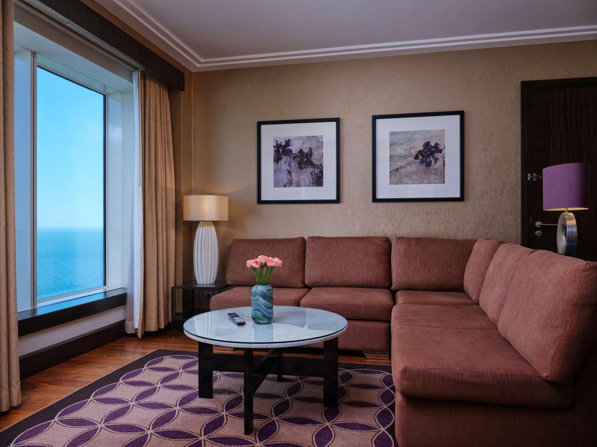 One-Bedroom Suite Lounge Access