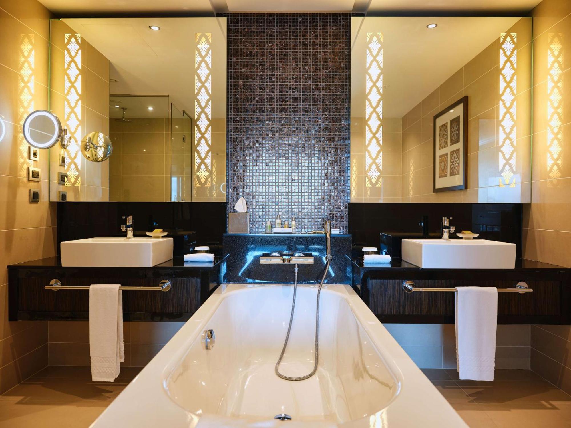 One-Bedroom Suite Lounge Access