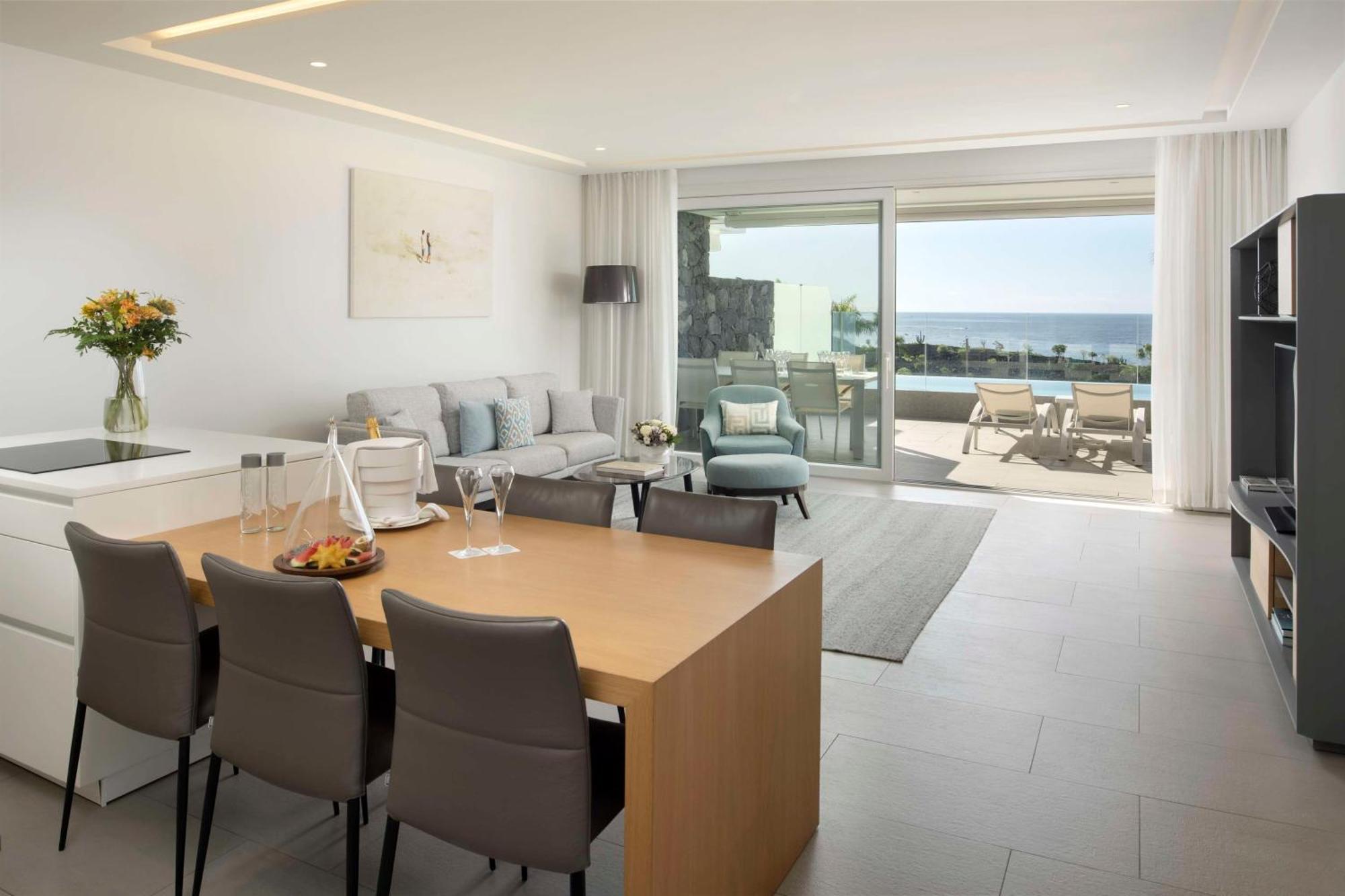Villa i 2 plan med egen pool