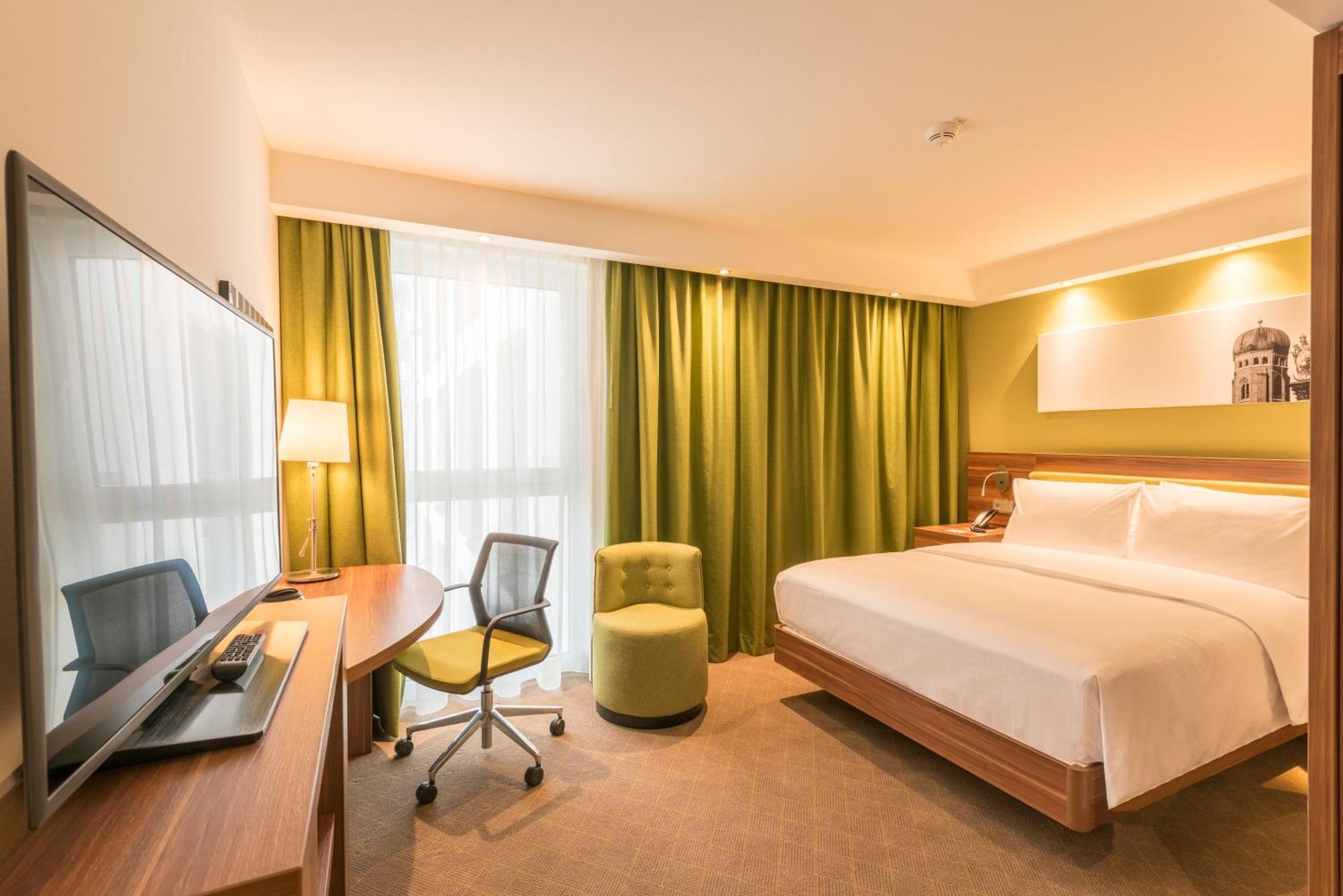 Queen Room Accessible