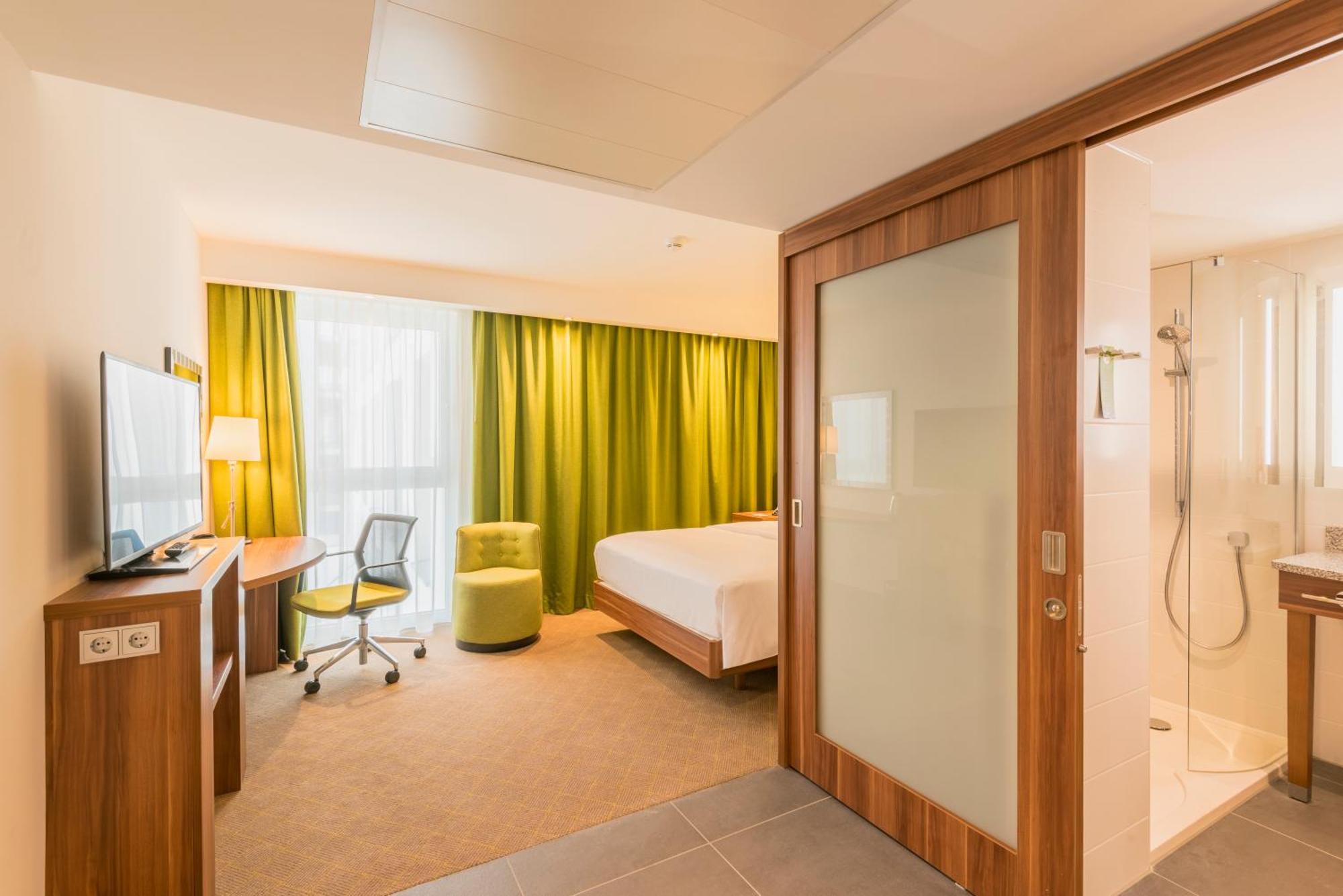 Queen Room Accessible
