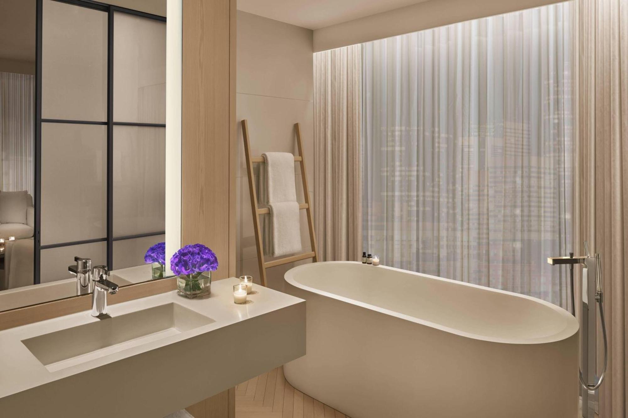 King Suite with Times Square and River View