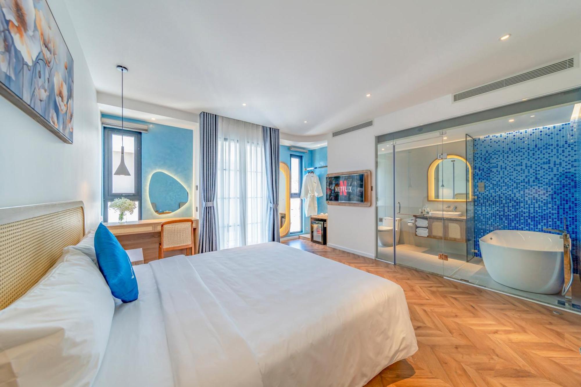 King Suite with Balcony and Bathtub