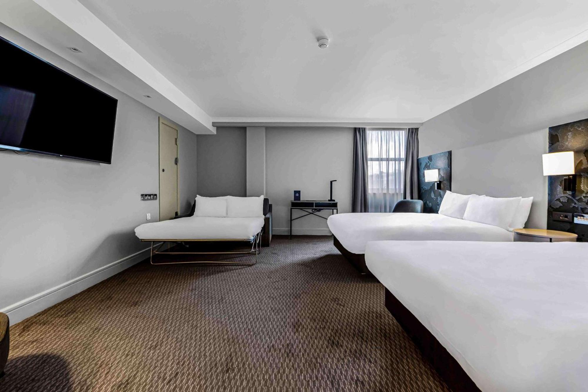 Deluxe Double Room with Three Double Beds