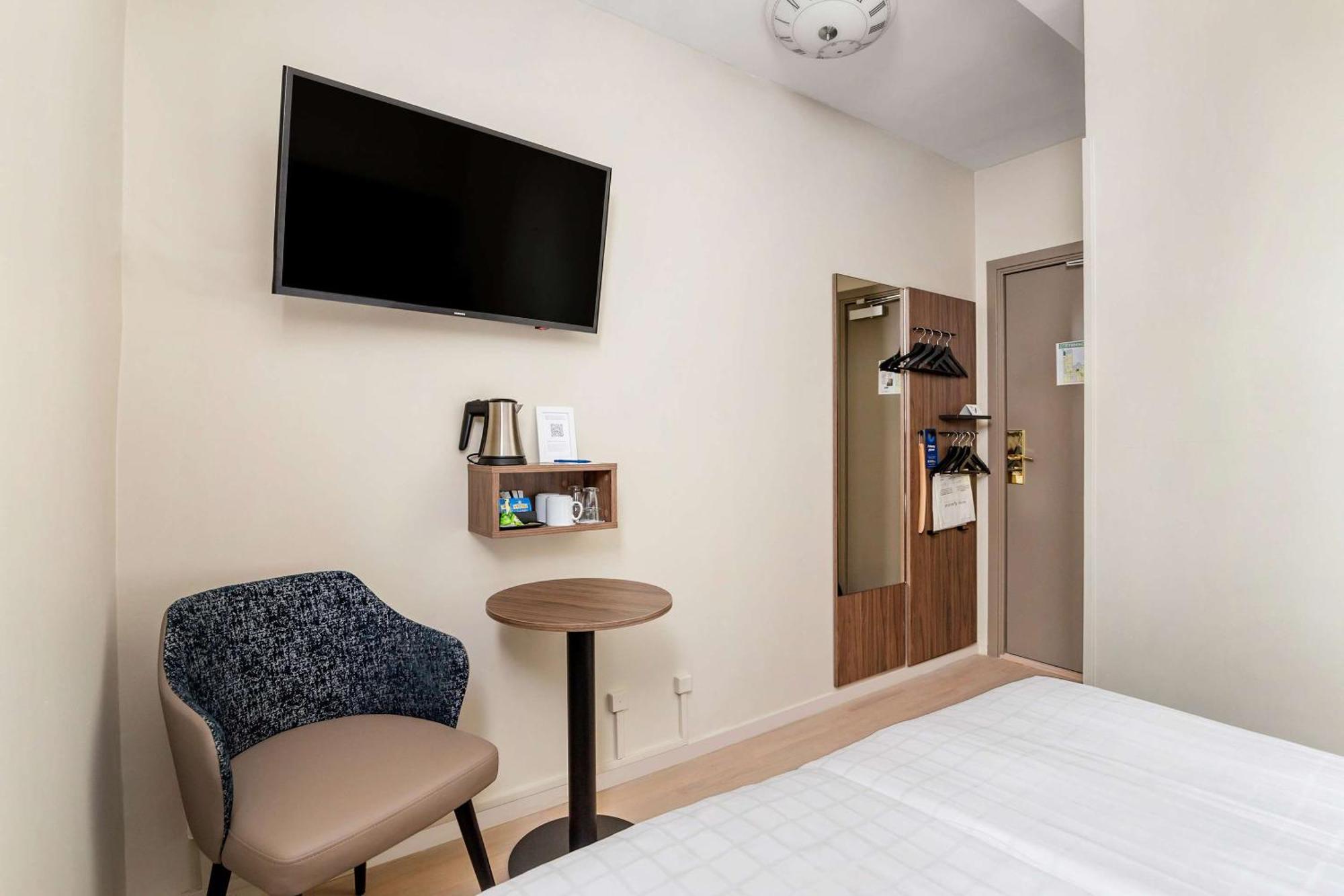 Double Room No Window