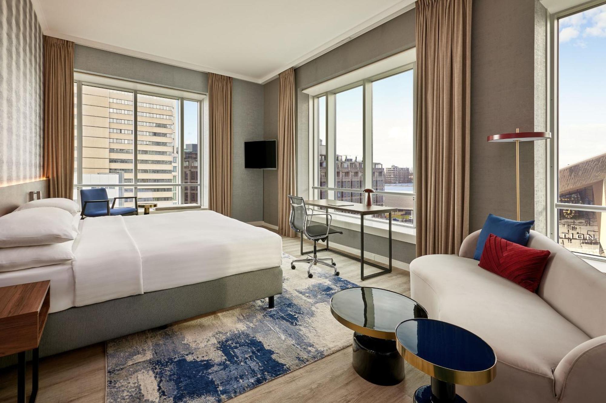Junior King Suite with M Club Lounge Access