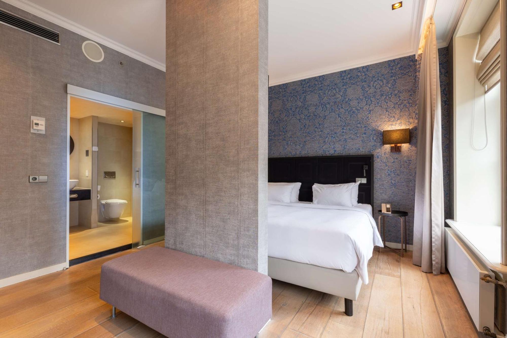 Ruyschen Suite Canal View