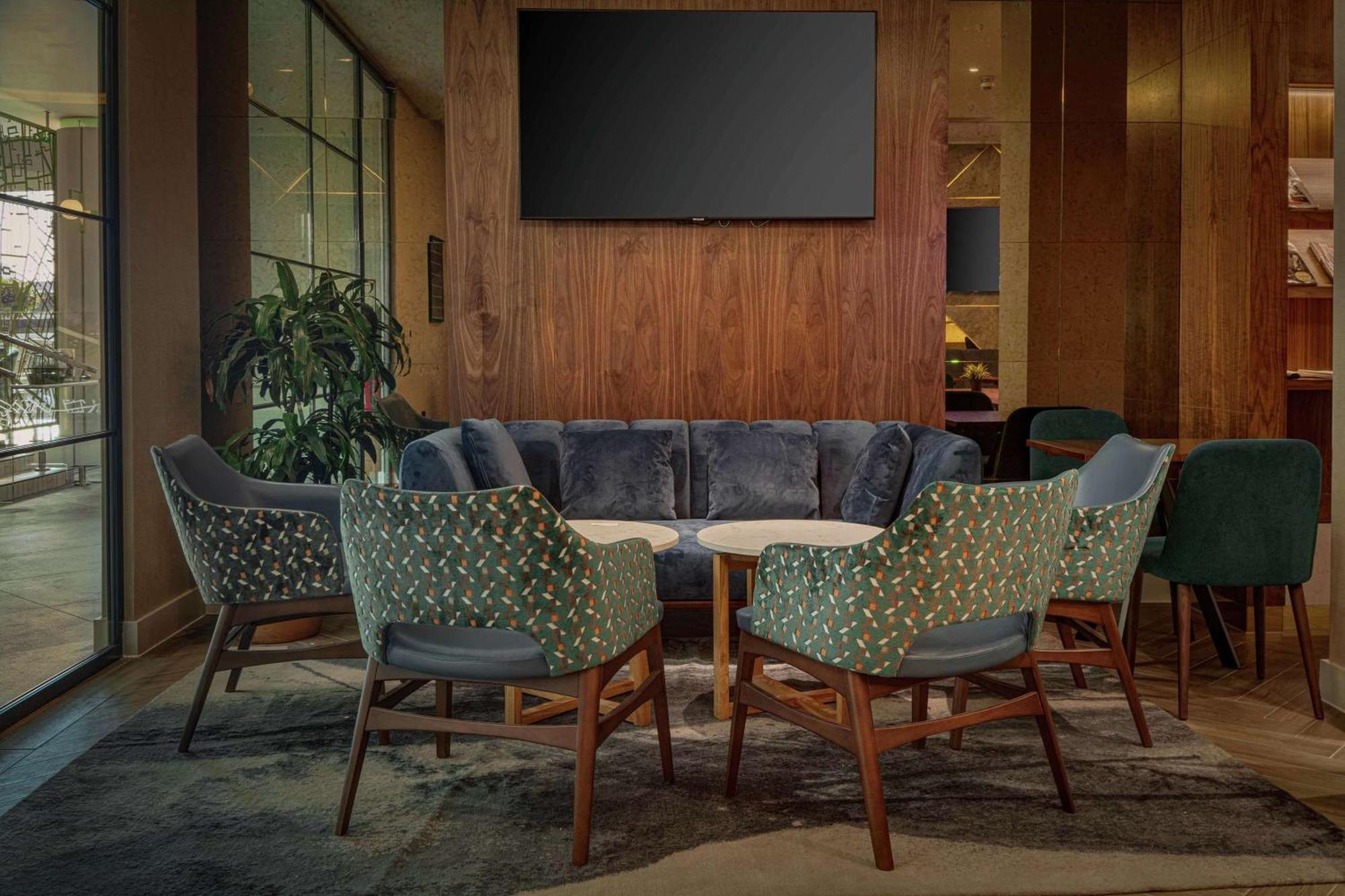 Executive King Room Lounge Access