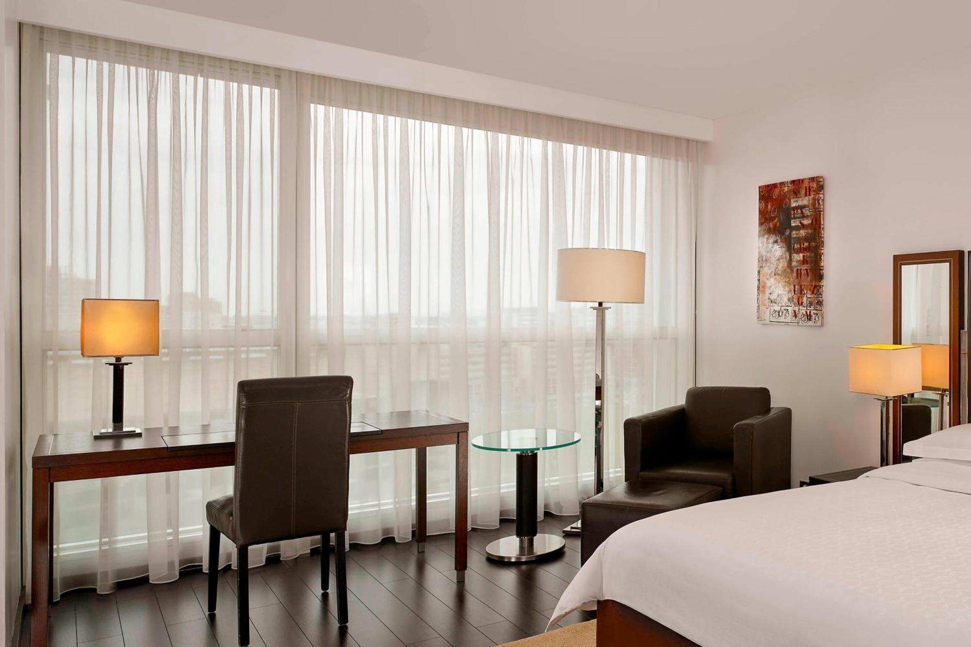 Premium Deluxe, Guest room, 1 Queen, Mid floor,1710400462:JPEG