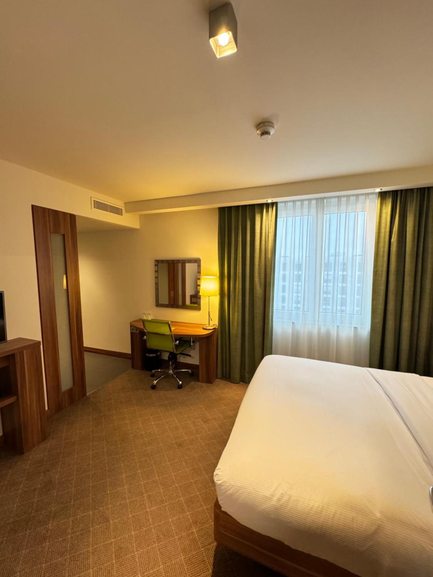 Queen Room,1552474171:JPEG