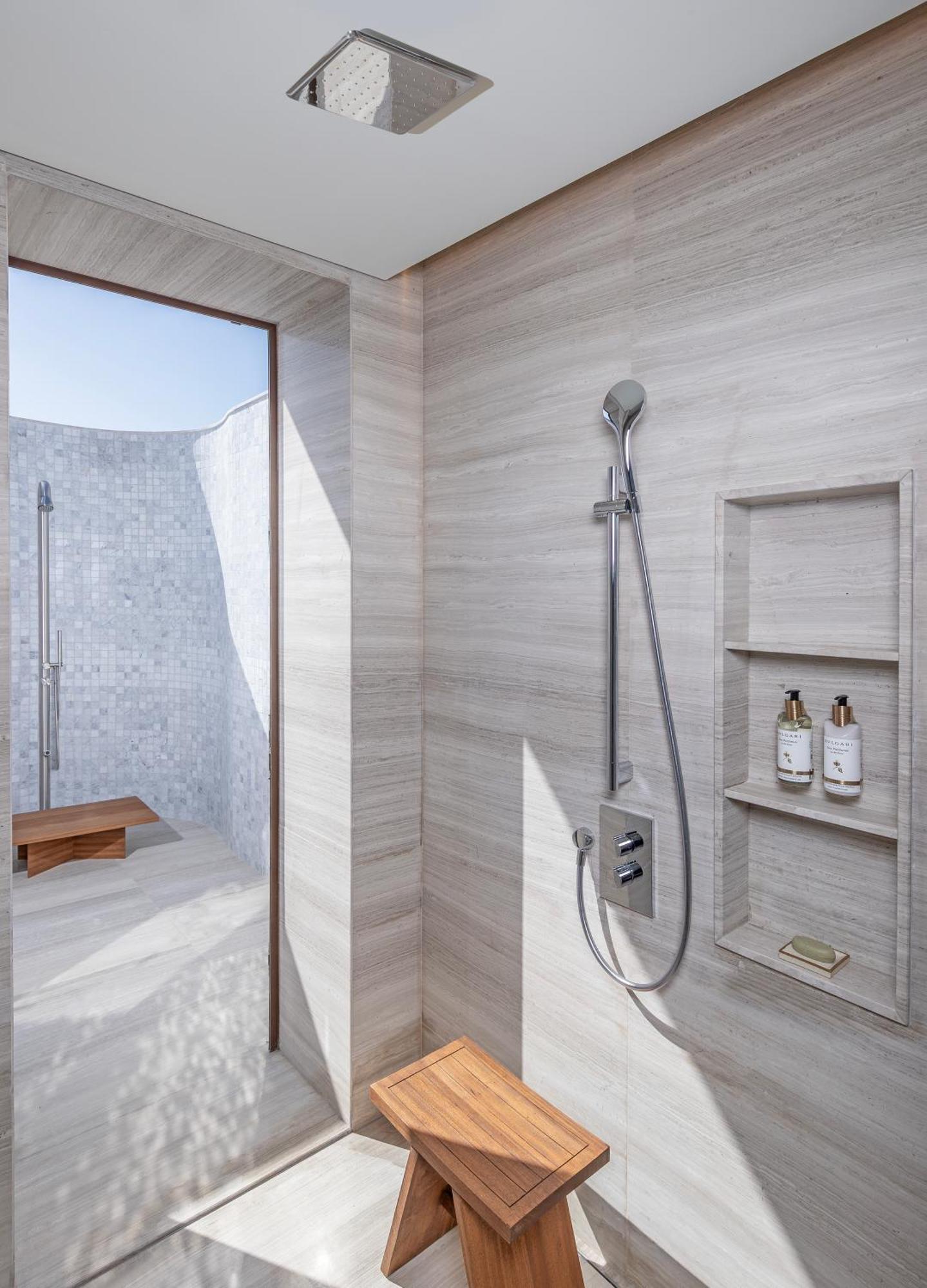 Poolvilla på styltor i vattnet