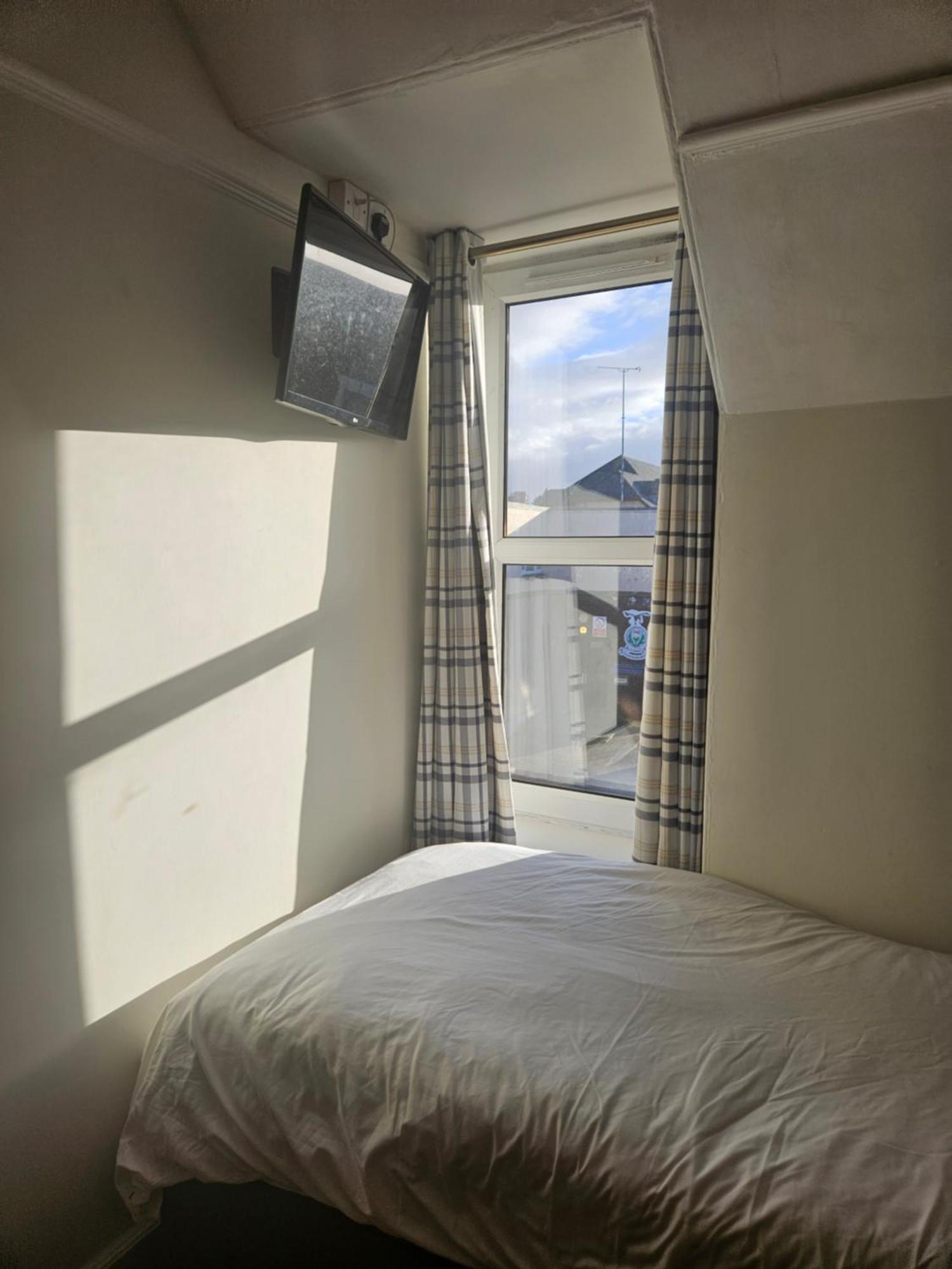 Single Room Private External Bathroom