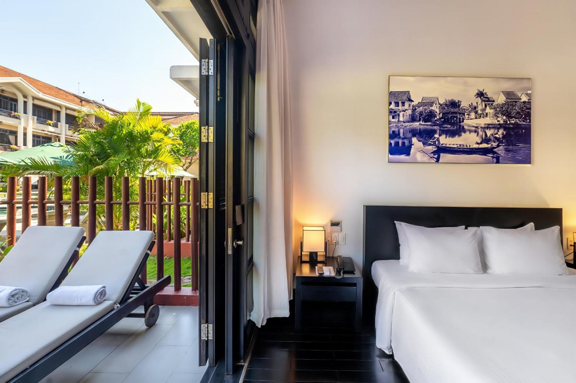 Junior Suite with Pool/Garden View