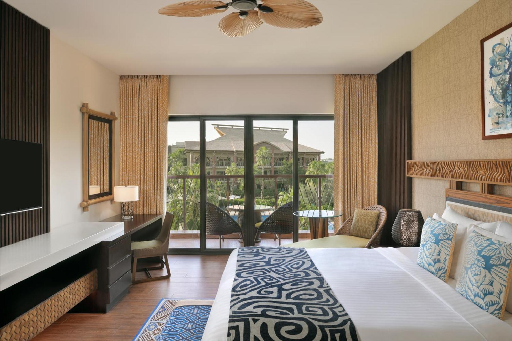 Deluxe Room 1 King Pool view Balcony