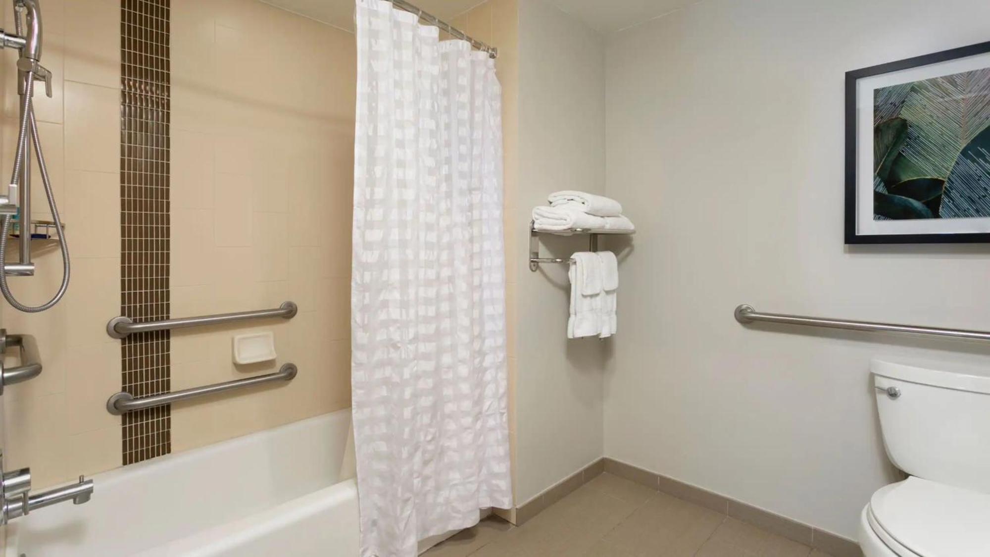 Queen Room Two Queen Beds Sofa Bed Accessible Tub