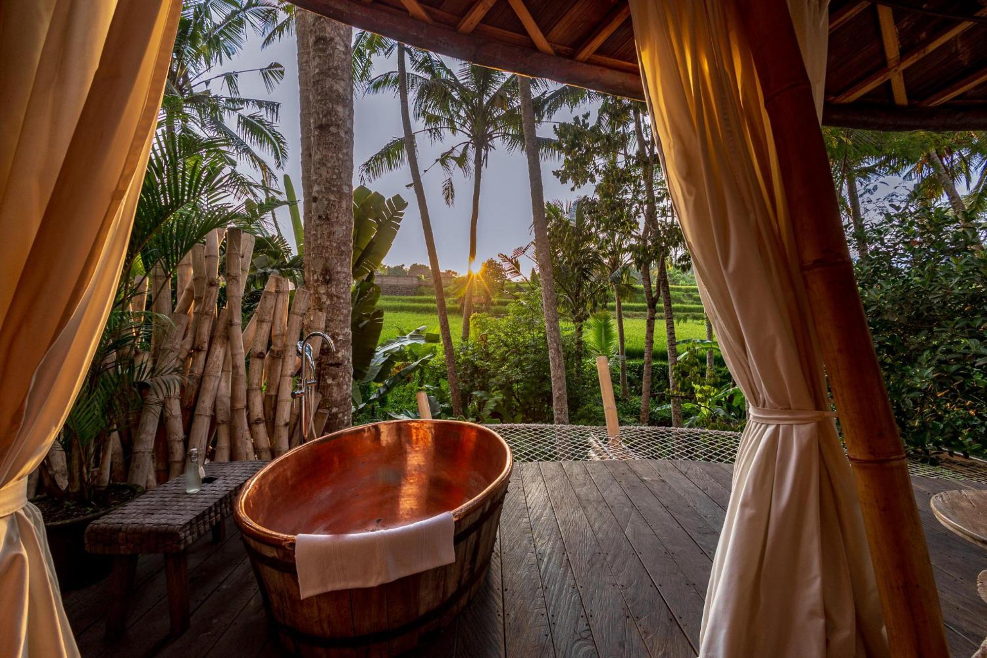 Treehouse Wooden Villa Bathtub Garden View