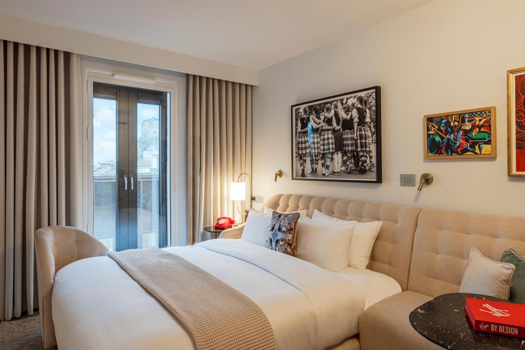 Rom Chamber med king-size-seng og utsikt over slottet