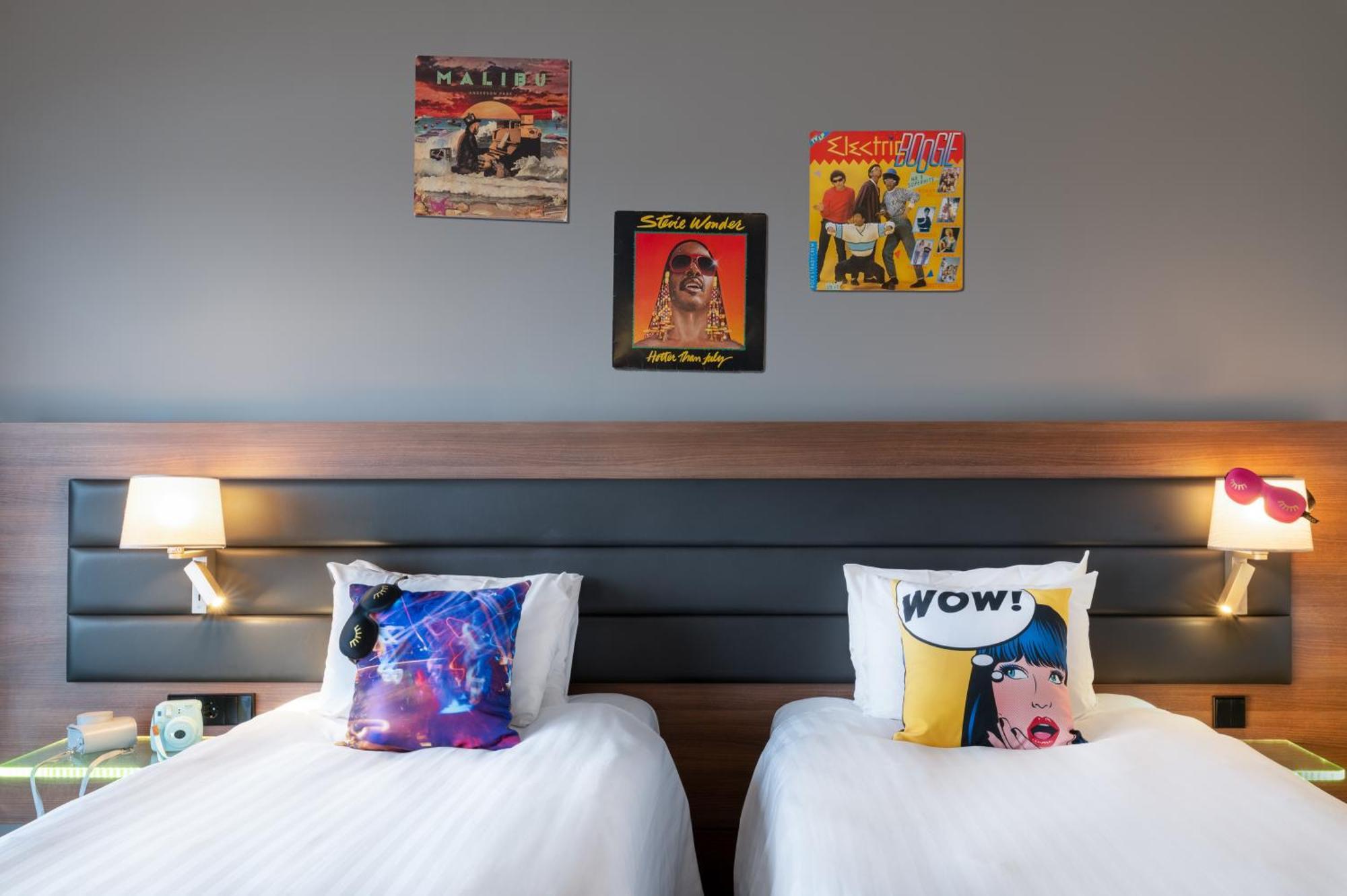 Twin Room Moxy Sleeper Lookout Twin
