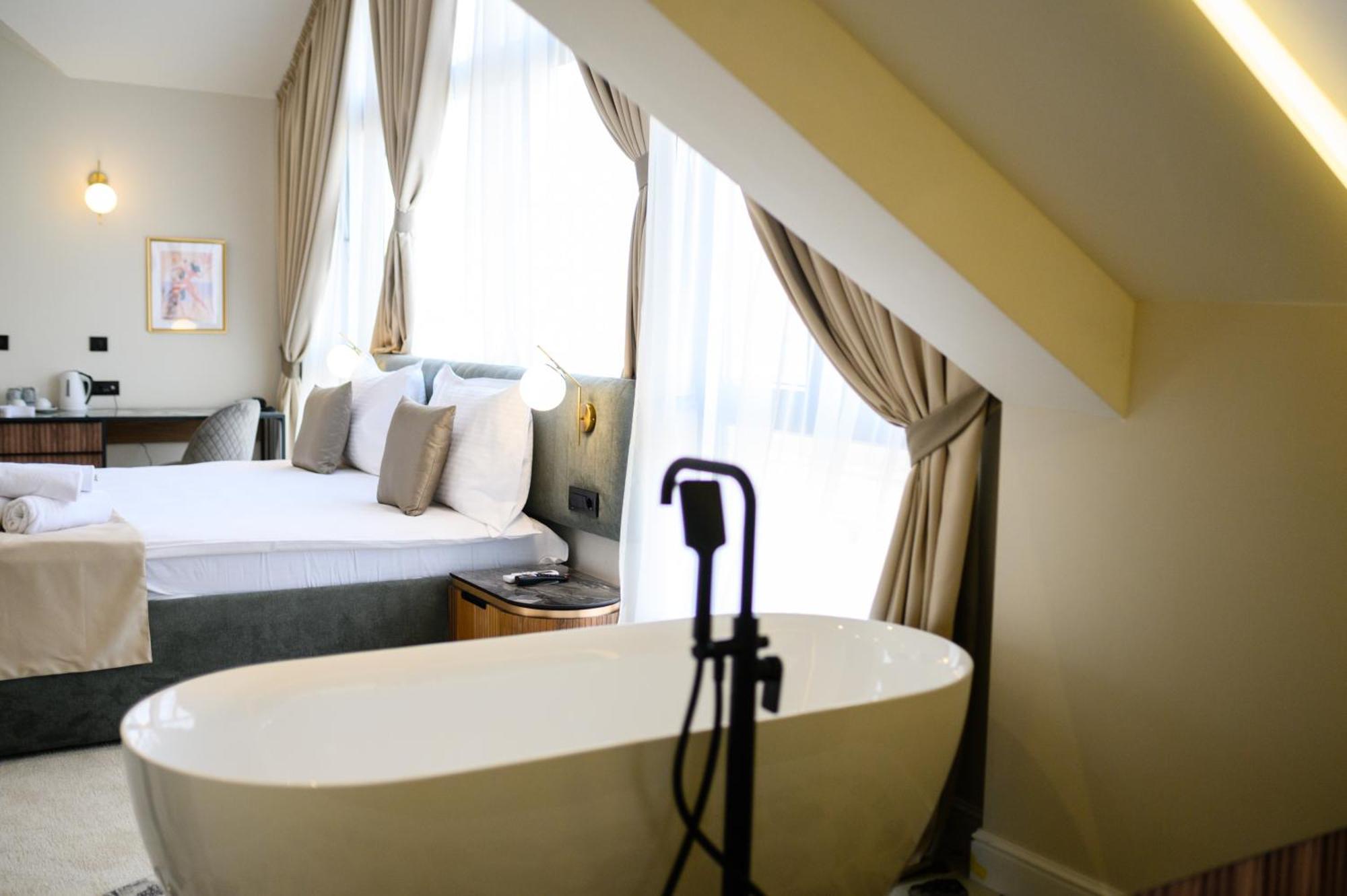 Deluxe Double Room with Bath,1536958744:JPEG