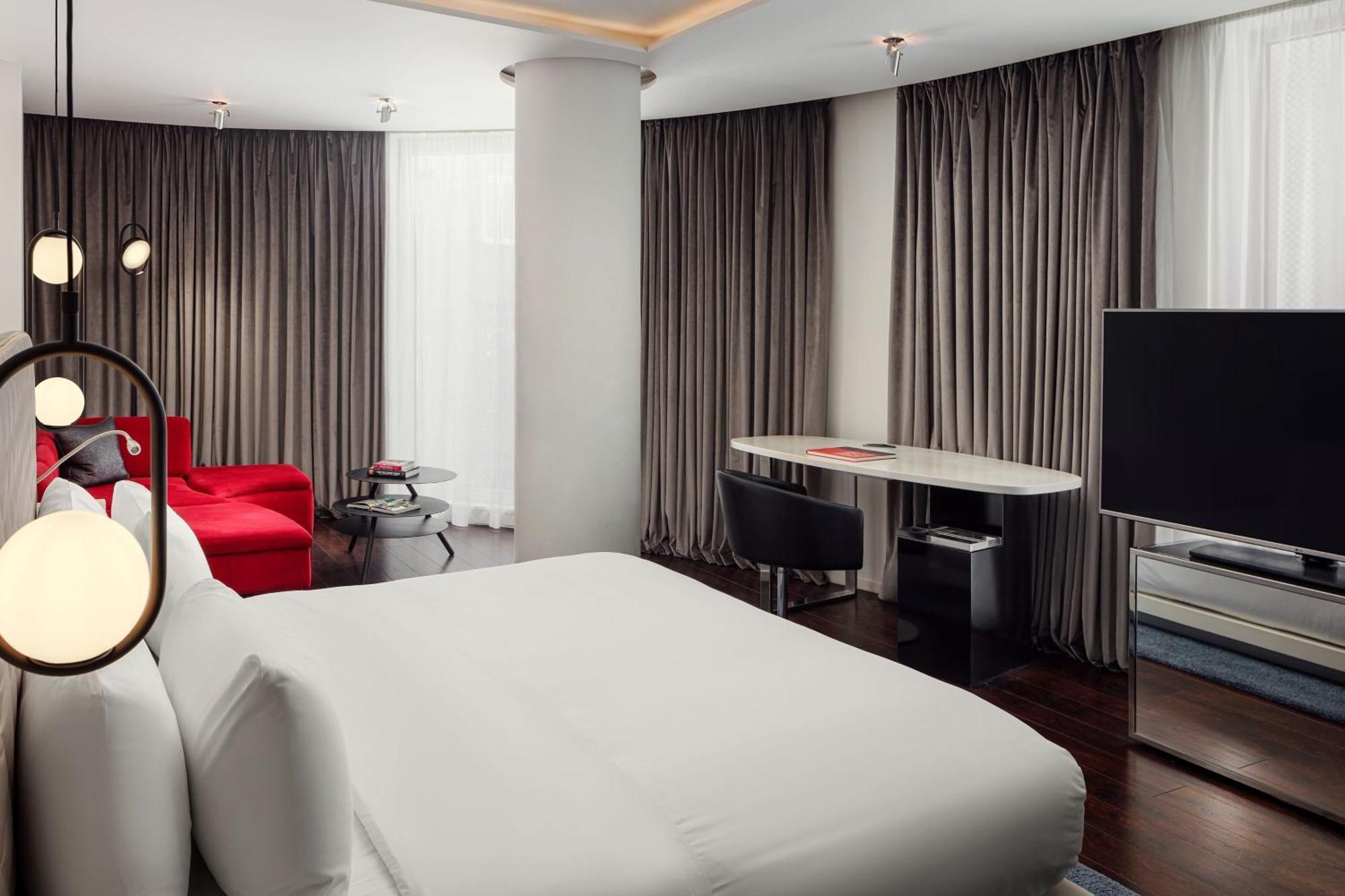 Deluxe Corner Studio Suite One King Bed Sitting Area