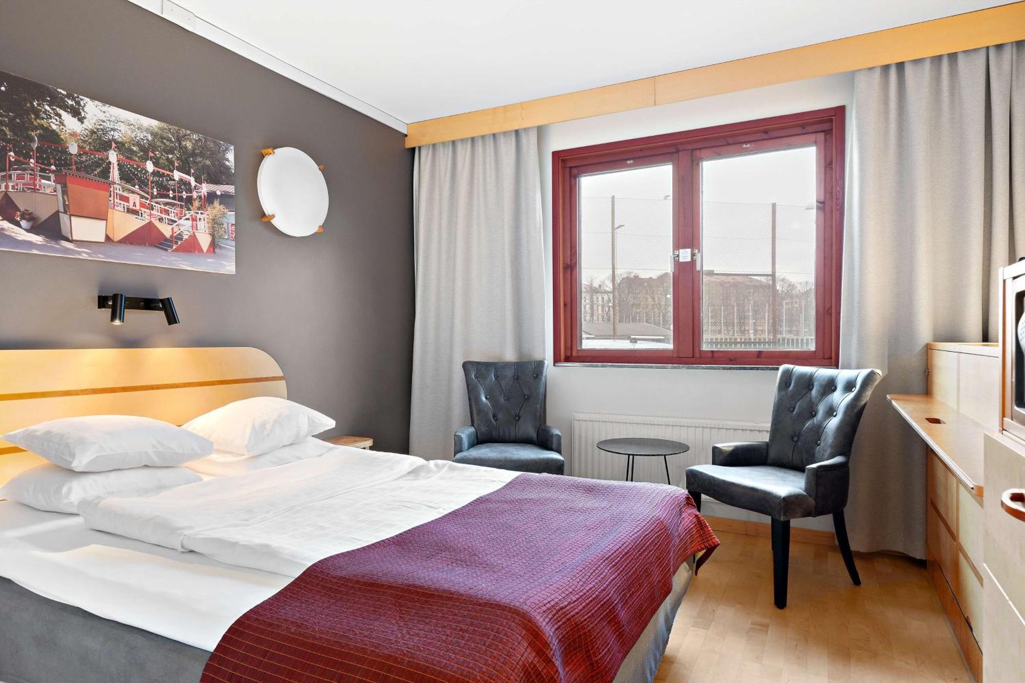 Rom Standard med queen-size-seng og nedfellbar seng