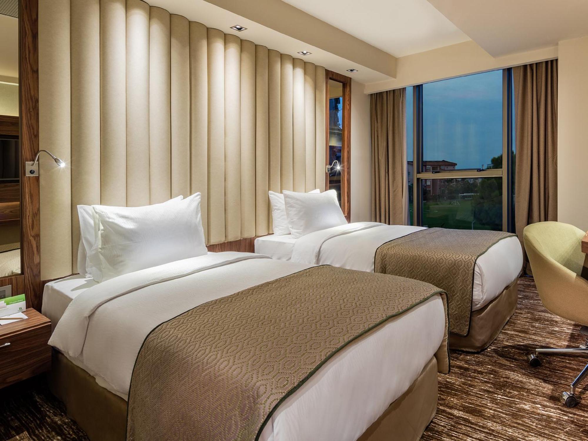Standard Twin Room with Balcony and City View,1080865396:JPEG