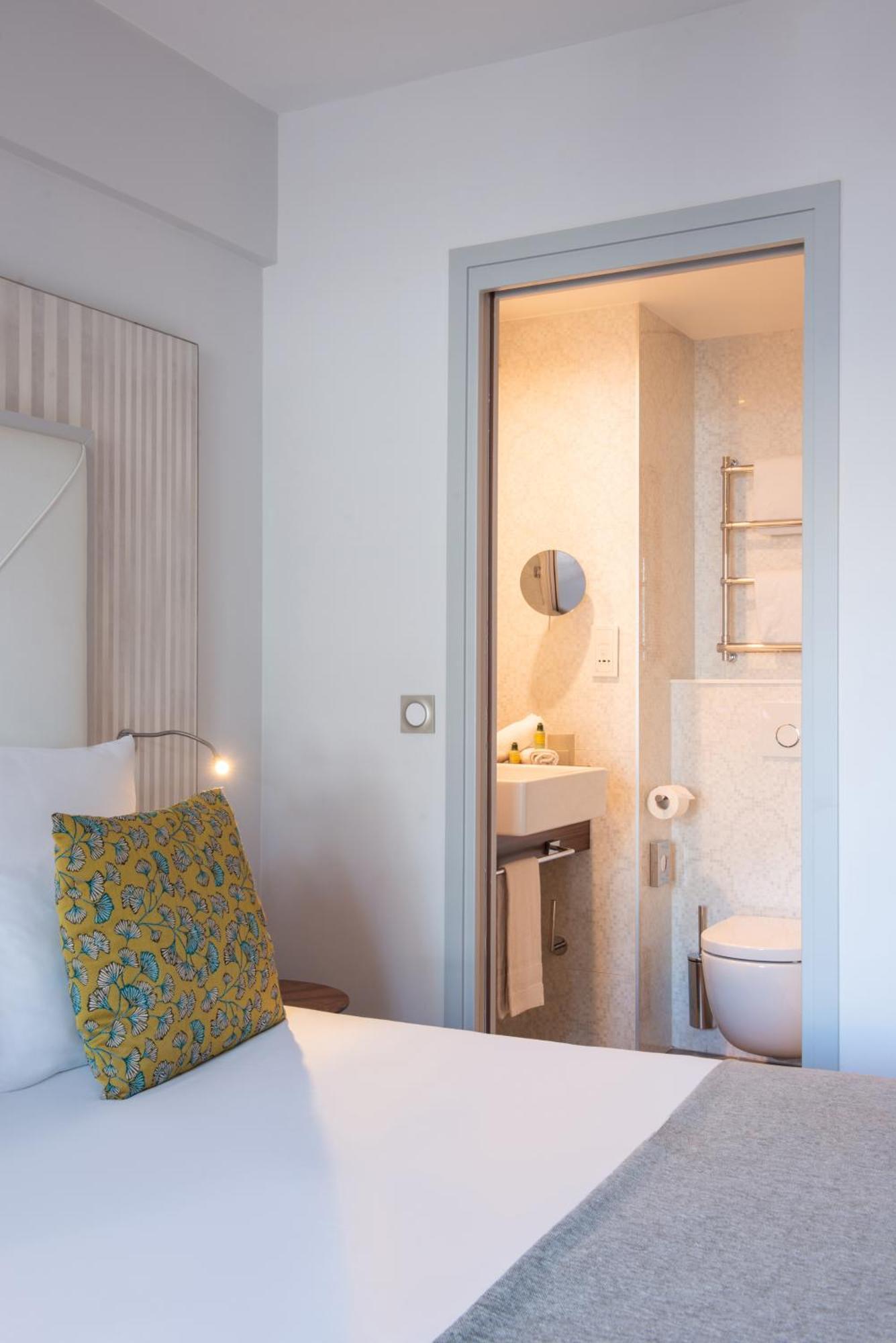 Double room Eiffel Tower view – 5th 6th floor
