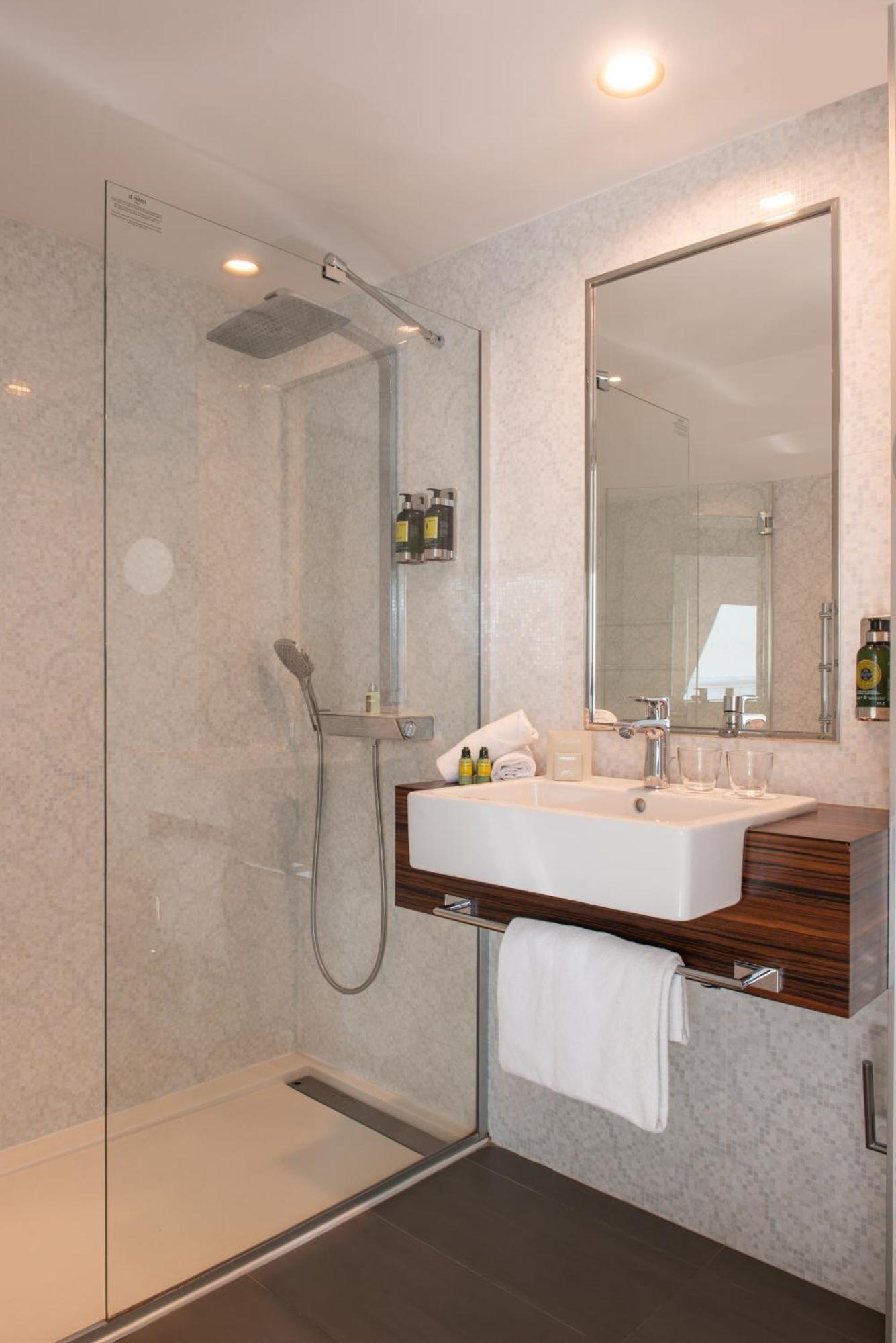 Double room Eiffel Tower view – 5th 6th floor