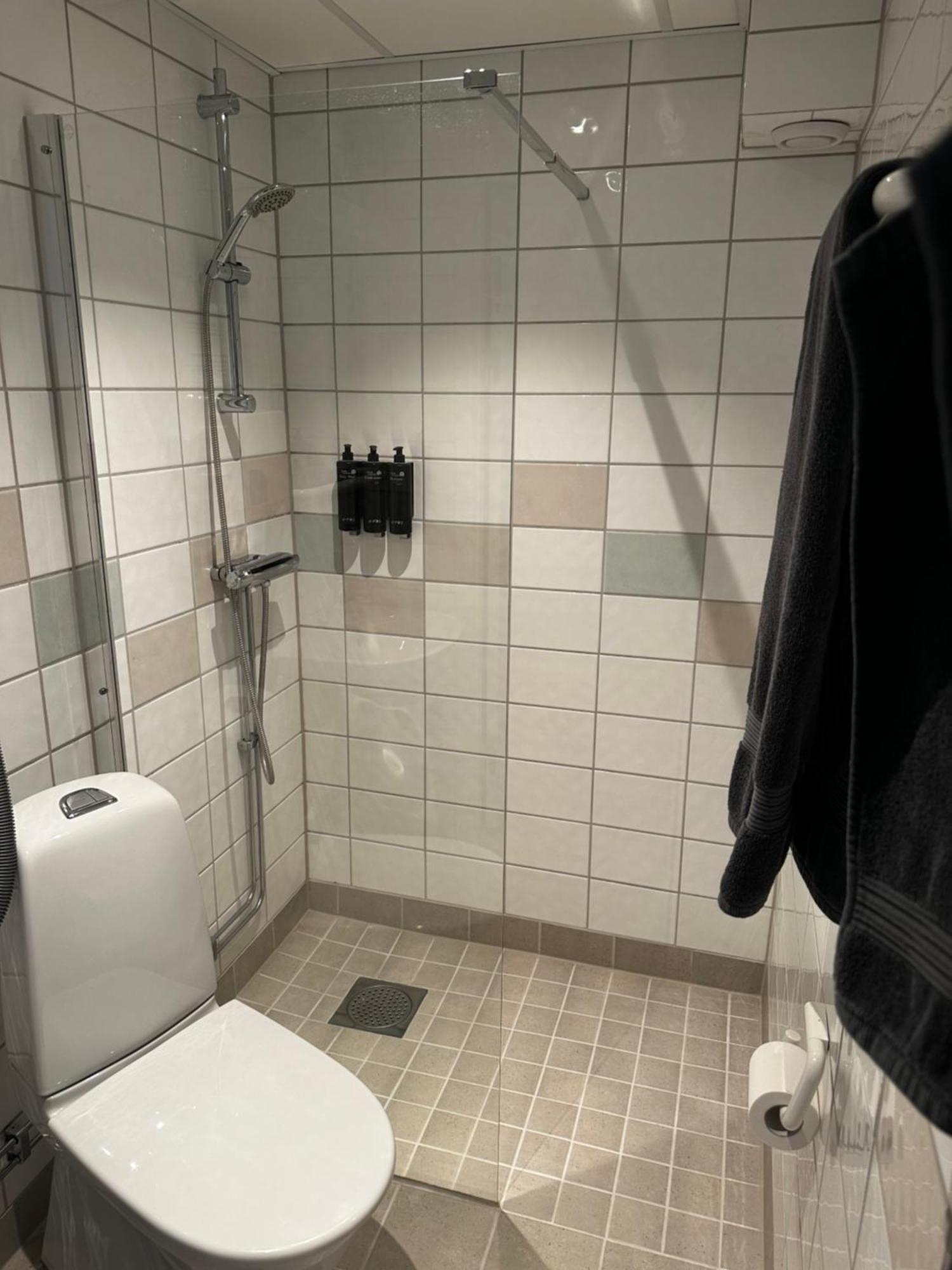 Single Room,688947510:JPEG