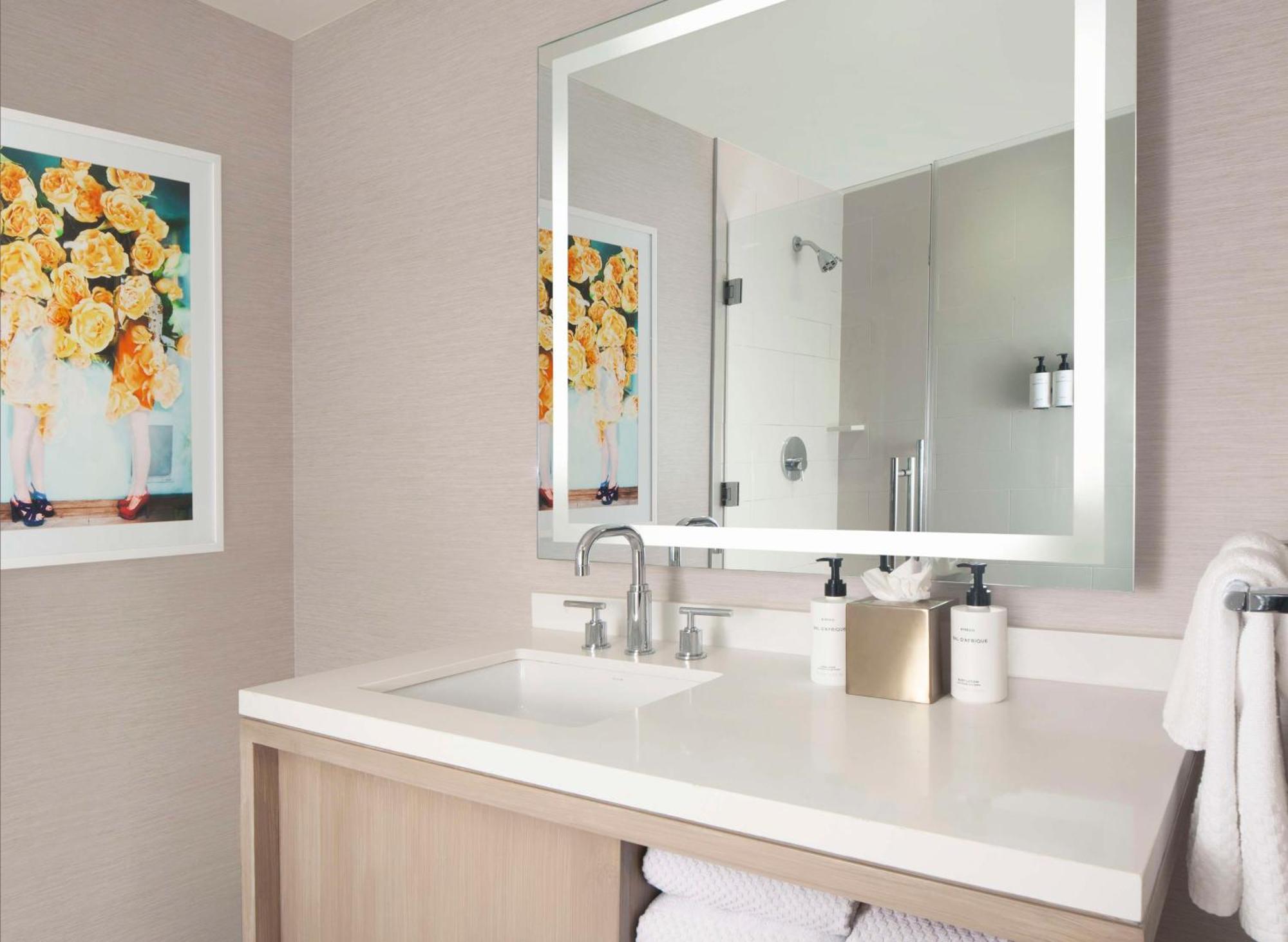 Deluxe King Room City View