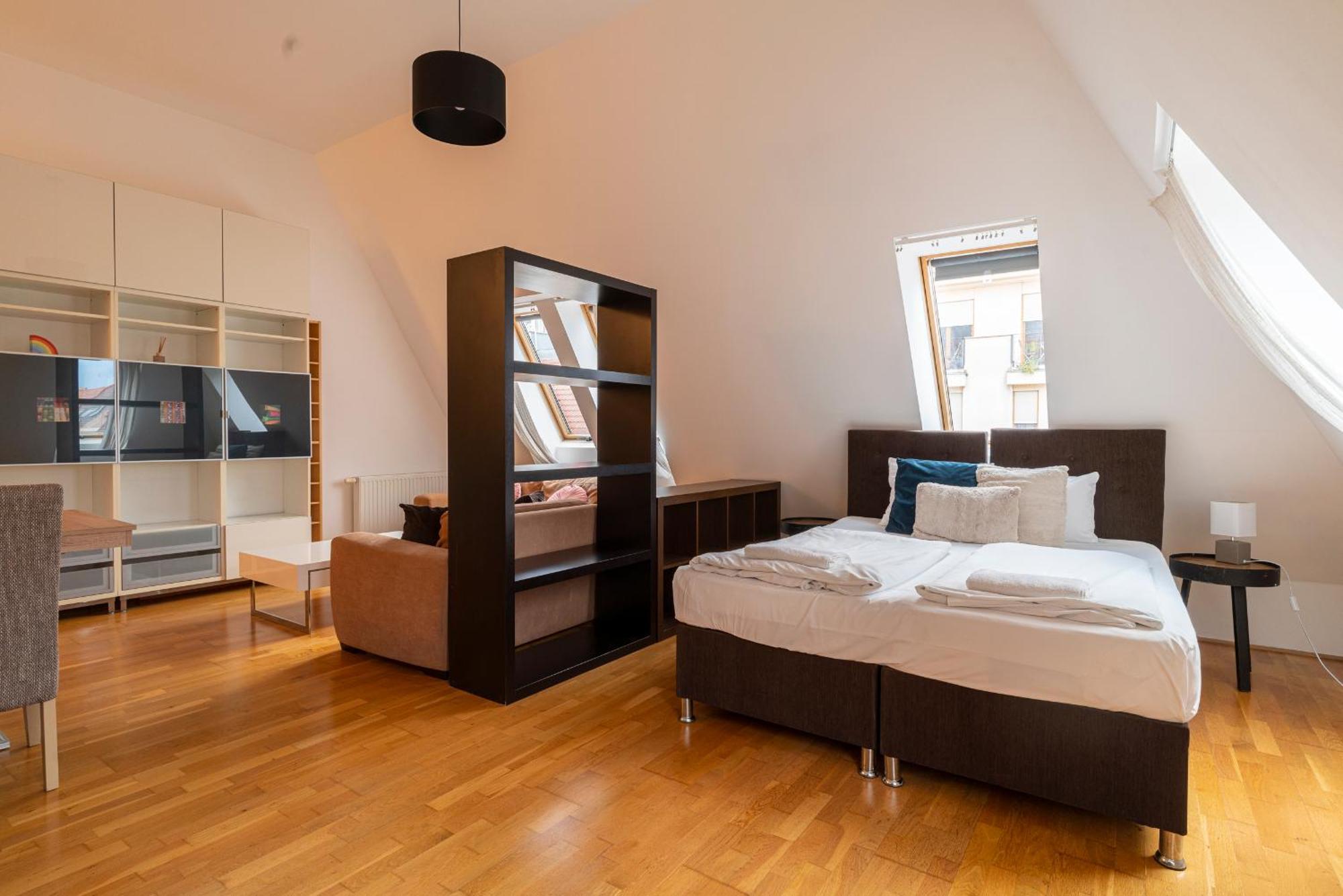 Deluxe One-Bedroom Apartment,1537157233:JPEG