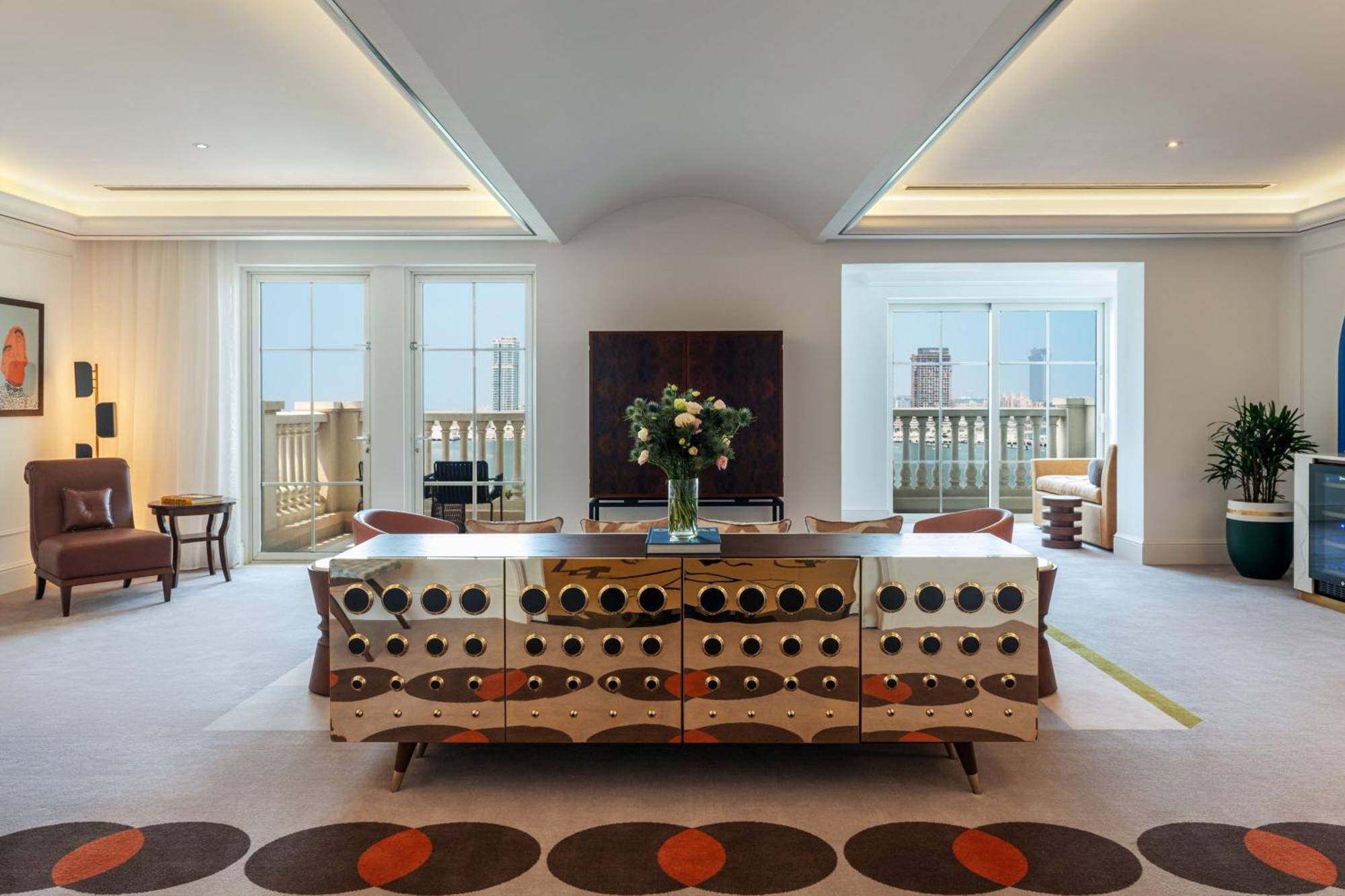 Svit Penthouse i 2 plan med havsutsikt och 2 sovrum och balkong: 1 king size-säng, 2 queen size-sängar och bäddsoffa, frukost, transfer från Dubais flygplats, Happy Hour, afternoon tea, tillgång till Club Lounge och vattenparken Jungle Bay