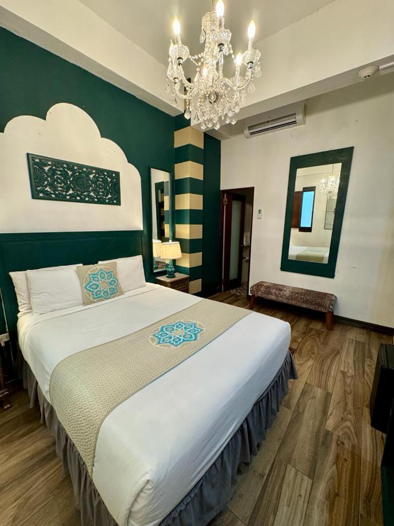 Interior Queen Room