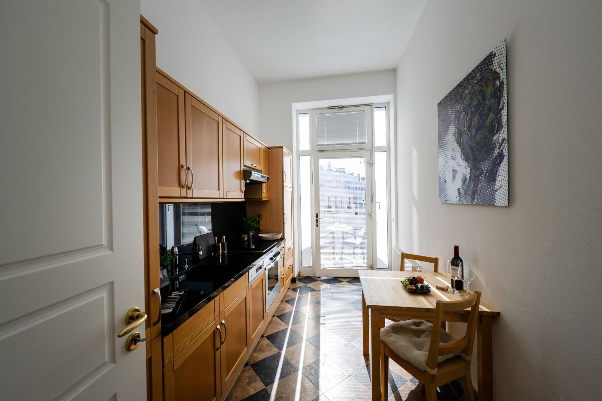 Suite med kingsize-seng og balkon