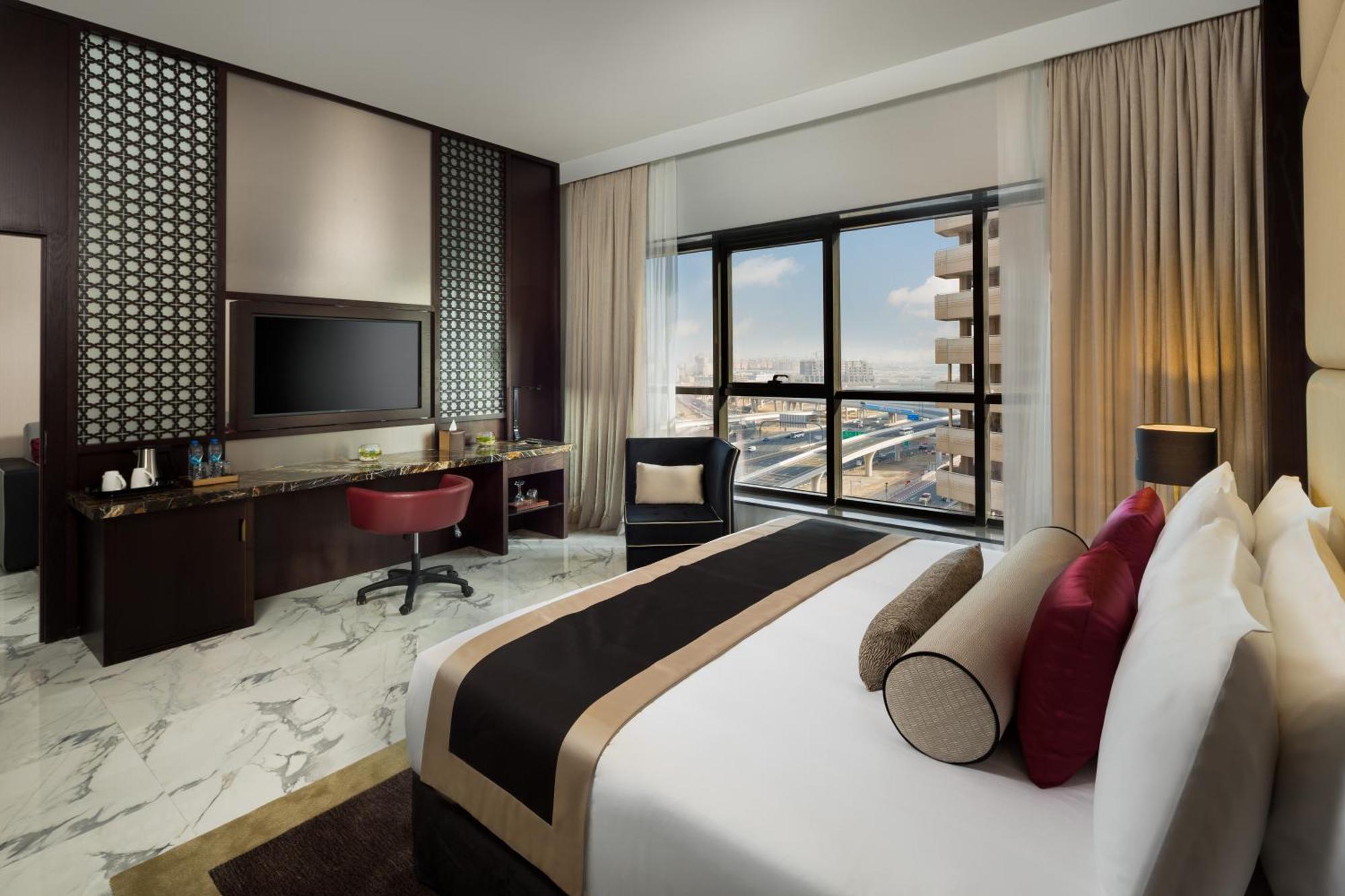 Executive Suite Balcony including Soluna Beach Club Access on Palm Jumeirah early check at 11am late check out at 4pm on Food & Beverage valid until 30th September 2026
